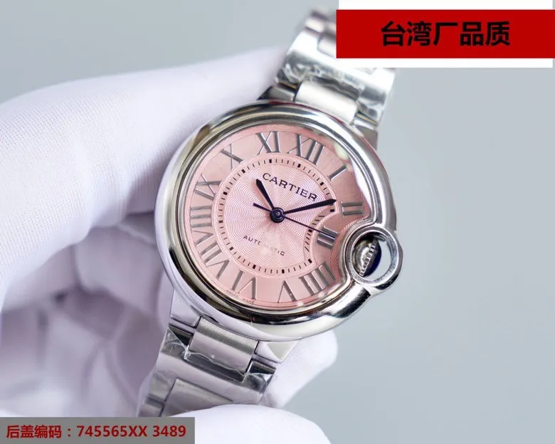 【Top replica】💰1920! Taiwan factory Blue Balloon V12 version, 33, 36 Japan machine, (look for the bottom cover code 745565xx3489), this series of watches is famous for its delicate style and elegant style in the Cartier watchmaking industry. Of course, this watch must have such characteristics. The color of the stainless steel case makes the watch as light as a balloon, and the blue crown seems to have disobediently deviated from the original planned trajectory, like a playful couple. The Roman numerals on the dial look retro and deep, decorated with guilloche patterns and sword-shaped hands. The entire watch gives people a delicate and considerate feel. Isn’t this what couples need? Built-in: Japan's Citizen fully automatic machine, also with Swiss quartz, water drop (fish eye bubble) sapphire glass mirror, highly waterproof, burnt steel blue pointer color, curvature shape of the crown