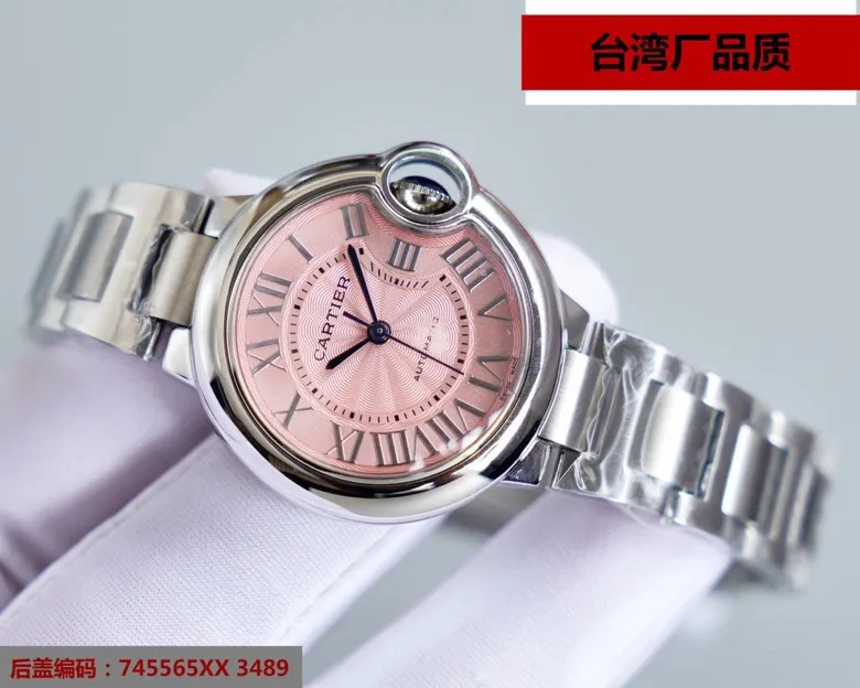 【Top replica】💰1920! Taiwan factory Blue Balloon V12 version, 33, 36 Japan machine, (look for the bottom cover code 745565xx3489), this series of watches is famous for its delicate style and elegant style in the Cartier watchmaking industry. Of course, this watch must have such characteristics. The color of the stainless steel case makes the watch as light as a balloon, and the blue crown seems to have disobediently deviated from the original planned trajectory, like a playful couple. The Roman numerals on the dial look retro and deep, decorated with guilloche patterns and sword-shaped hands. The entire watch gives people a delicate and considerate feel. Isn’t this what couples need? Built-in: Japan's Citizen fully automatic machine, also with Swiss quartz, water drop (fish eye bubble) sapphire glass mirror, highly waterproof, burnt steel blue pointer color, curvature shape of the crown