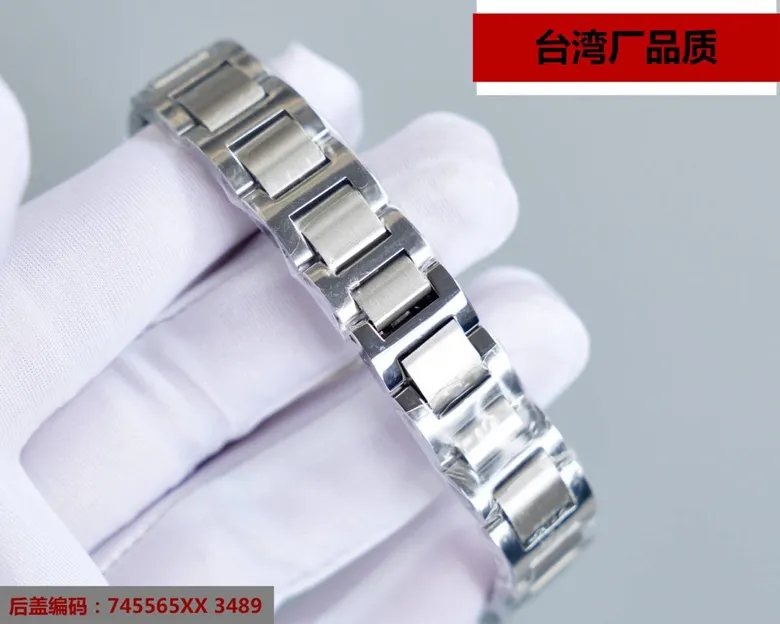 【Top replica】💰1920! Taiwan factory Blue Balloon V12 version, 33, 36 Japan machine, (look for the bottom cover code 745565xx3489), this series of watches is famous for its delicate style and elegant style in the Cartier watchmaking industry. Of course, this watch must have such characteristics. The color of the stainless steel case makes the watch as light as a balloon, and the blue crown seems to have disobediently deviated from the original planned trajectory, like a playful couple. The Roman numerals on the dial look retro and deep, decorated with guilloche patterns and sword-shaped hands. The entire watch gives people a delicate and considerate feel. Isn’t this what couples need? Built-in: Japan's Citizen fully automatic machine, also with Swiss quartz, water drop (fish eye bubble) sapphire glass mirror, highly waterproof, burnt steel blue pointer color, curvature shape of the crown