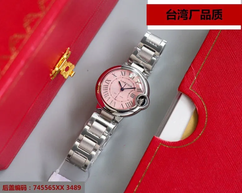 【Top replica】💰1920! Taiwan factory Blue Balloon V12 version, 33, 36 Japan machine, (look for the bottom cover code 745565xx3489), this series of watches is famous for its delicate style and elegant style in the Cartier watchmaking industry. Of course, this watch must have such characteristics. The color of the stainless steel case makes the watch as light as a balloon, and the blue crown seems to have disobediently deviated from the original planned trajectory, like a playful couple. The Roman numerals on the dial look retro and deep, decorated with guilloche patterns and sword-shaped hands. The entire watch gives people a delicate and considerate feel. Isn’t this what couples need? Built-in: Japan's Citizen fully automatic machine, also with Swiss quartz, water drop (fish eye bubble) sapphire glass mirror, highly waterproof, burnt steel blue pointer color, curvature shape of the crown