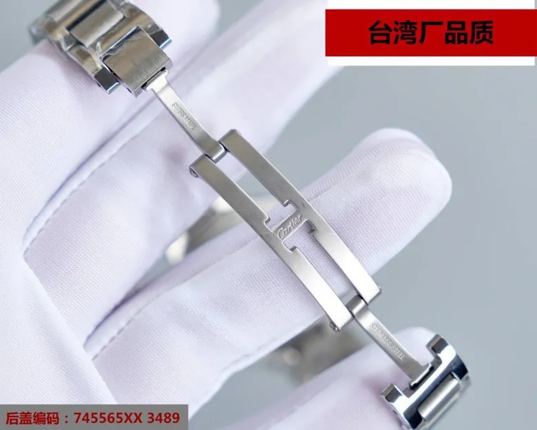 【Top replica】💰1920! Taiwan factory Blue Balloon V12 version, 33, 36 Japan machine, (look for the bottom cover code 745565xx3489), this series of watches is famous for its delicate style and elegant style in the Cartier watchmaking industry. Of course, this watch must have such characteristics. The color of the stainless steel case makes the watch as light as a balloon, and the blue crown seems to have disobediently deviated from the original planned trajectory, like a playful couple. The Roman numerals on the dial look retro and deep, decorated with guilloche patterns and sword-shaped hands. The entire watch gives people a delicate and considerate feel. Isn’t this what couples need? Built-in: Japan's Citizen fully automatic machine, also with Swiss quartz, water drop (fish eye bubble) sapphire glass mirror, highly waterproof, burnt steel blue pointer color, curvature shape of the crown