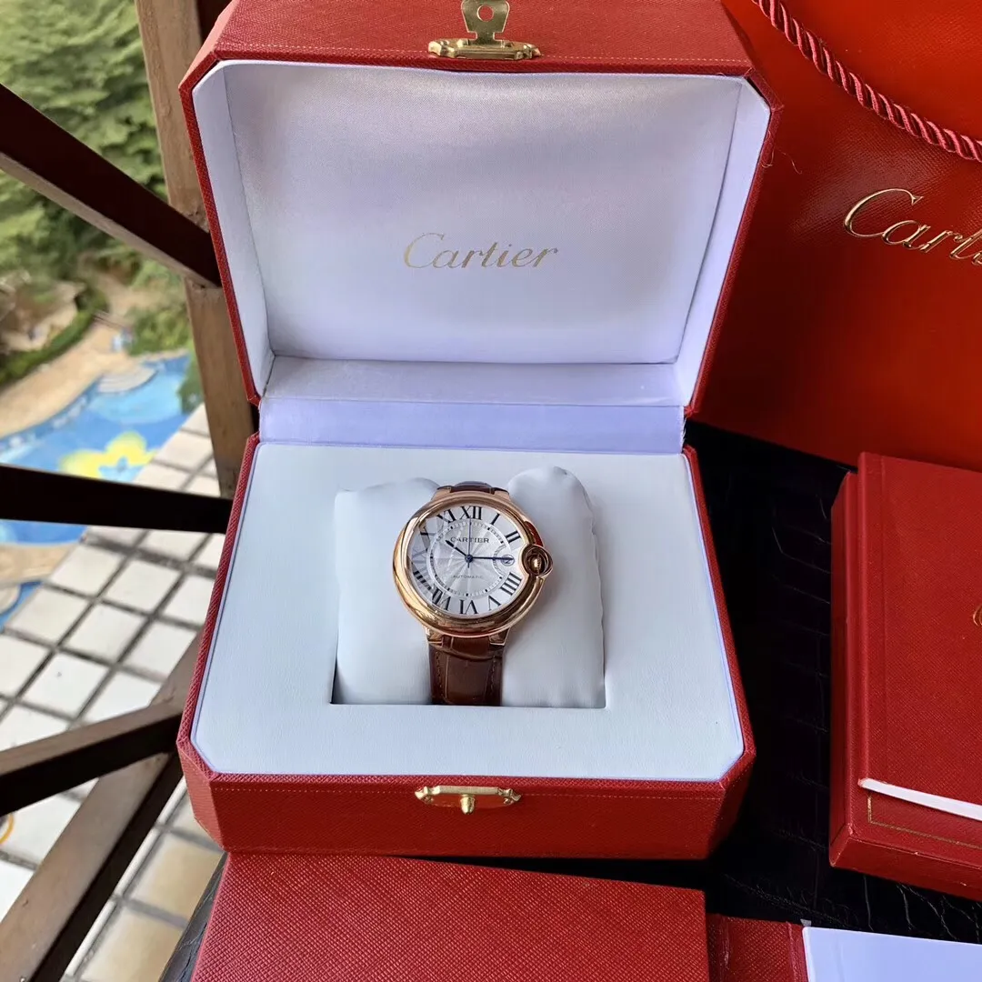 [Foreign trade import]💰2320 each. The original Taiwan factory has counters with original shipping boxes - with QR codes that can be scanned. 42mm rose gold and 33mm rose gold single row diamonds💋Cartier Blue Balloon series. This series of watches is famous for its delicate style and elegant style in the Cartier watchmaking industry. Of course, this watch must have such characteristics. The color of the stainless steel case makes the watch as light as a balloon, and the blue crown seems to have disobediently deviated from the original planned trajectory, like a playful couple. The Roman numerals on the dial look retro and deep, decorated with guilloche patterns and sword-shaped hands. The entire watch gives people a delicate and considerate feel. Isn’t this what couples need? Built-in: Japanese Citizen fully automatic machine, water drop (fish eye bubble) sapphire glass mirror, highly waterproof, burnt steel blue pointer color, head curvature🎈 🔥Top quality products continue to be produced🔥