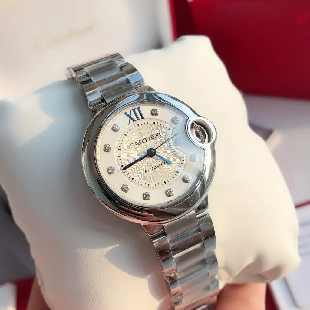【Customized all-in-one machine】💰2360! 【Top replica】💰3300! Cartier 33mm blue balloon arrives! The exclusive quality of the classic blue balloon, a must-have model for goddesses. Highlight 1: The case is slender, the body has beautiful curvature, the lines are clear and full, the crown is in the middle, and the thickness of the body is only 10.8mm [strong] Highlight 2: The color of the crown appears sapphire blue under natural light and ruby red under the luminous pen. This technology is first used in the Citizen movement version [strong] Highlight 3: Same core as the big manufacturer, equipped with high-end women's mechanical movement Seiko NH05. This movement is widely used in women's models from big manufacturers, with excellent performance [strong] Highlight 4: Sapphire mirror, five-layer fisheye sapphire glass mirror, gracefully positioned crescent edge on the head, the slope and curvature are consistent with the original [strong] Highlight 5: Steel-band oscillating screws, using synchronous technology from big manufacturers, order original synchronous oscillating screws at a high price [strong] Based on the above-mentioned details, the overall shell shape and appearance lines are exquisite, with a high degree of integration and a number of high-end craftsmanship integrated into one, making it attractive for those who prefer low-cost products [Seduce]