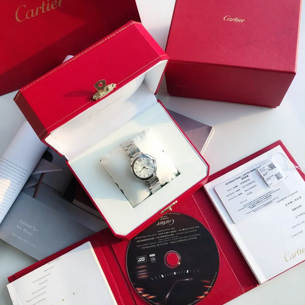 【Customized all-in-one machine】💰2360! 【Top replica】💰3300! Cartier 33mm blue balloon arrives! The exclusive quality of the classic blue balloon, a must-have model for goddesses. Highlight 1: The case is slender, the body has beautiful curvature, the lines are clear and full, the crown is in the middle, and the thickness of the body is only 10.8mm [strong] Highlight 2: The color of the crown appears sapphire blue under natural light and ruby red under the luminous pen. This technology is first used in the Citizen movement version [strong] Highlight 3: Same core as the big manufacturer, equipped with high-end women's mechanical movement Seiko NH05. This movement is widely used in women's models from big manufacturers, with excellent performance [strong] Highlight 4: Sapphire mirror, five-layer fisheye sapphire glass mirror, gracefully positioned crescent edge on the head, the slope and curvature are consistent with the original [strong] Highlight 5: Steel-band oscillating screws, using synchronous technology from big manufacturers, order original synchronous oscillating screws at a high price [strong] Based on the above-mentioned details, the overall shell shape and appearance lines are exquisite, with a high degree of integration and a number of high-end craftsmanship integrated into one, making it attractive for those who prefer low-cost products [Seduce]