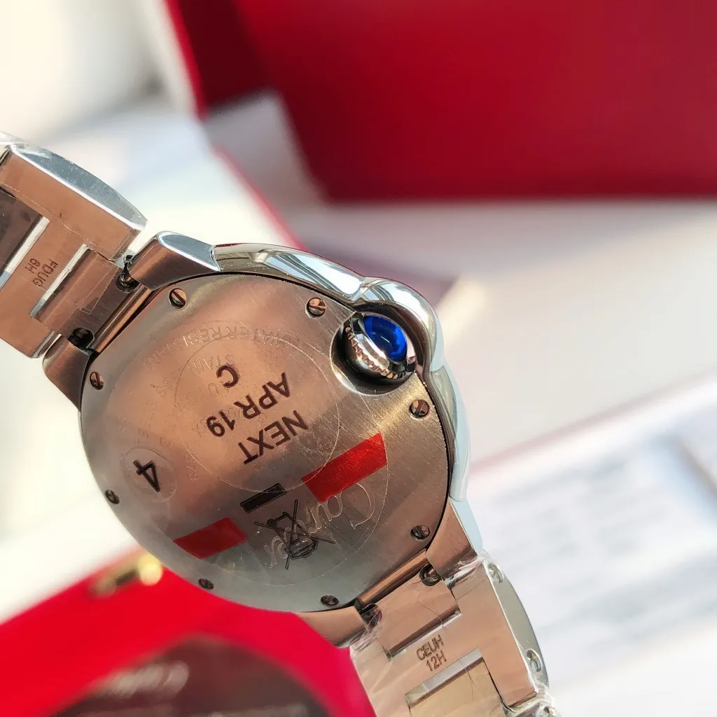 【Customized all-in-one machine】💰2360! 【Top replica】💰3300! Cartier 33mm blue balloon arrives! The exclusive quality of the classic blue balloon, a must-have model for goddesses. Highlight 1: The case is slender, the body has beautiful curvature, the lines are clear and full, the crown is in the middle, and the thickness of the body is only 10.8mm [strong] Highlight 2: The color of the crown appears sapphire blue under natural light and ruby red under the luminous pen. This technology is first used in the Citizen movement version [strong] Highlight 3: Same core as the big manufacturer, equipped with high-end women's mechanical movement Seiko NH05. This movement is widely used in women's models from big manufacturers, with excellent performance [strong] Highlight 4: Sapphire mirror, five-layer fisheye sapphire glass mirror, gracefully positioned crescent edge on the head, the slope and curvature are consistent with the original [strong] Highlight 5: Steel-band oscillating screws, using synchronous technology from big manufacturers, order original synchronous oscillating screws at a high price [strong] Based on the above-mentioned details, the overall shell shape and appearance lines are exquisite, with a high degree of integration and a number of high-end craftsmanship integrated into one, making it attractive for those who prefer low-cost products [Seduce]