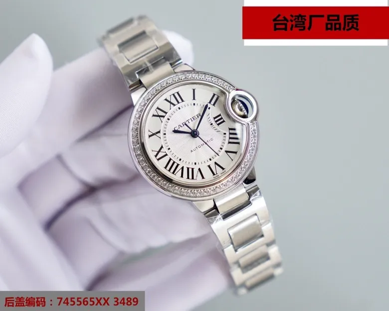 【Top replica】💰2800! Taiwan factory blue balloon V12 version, 33, 36 Swiss movement, (look for the bottom cover code 745565xx3489), this series of watches is famous for its delicate style and elegant style in the Cartier watchmaking industry. Of course, this watch must have such characteristics. The color of the stainless steel case makes the watch as light as a balloon, and the blue crown seems to have disobediently deviated from the original planned trajectory, like a playful couple. The Roman numerals on the dial look retro and deep, decorated with guilloche patterns and sword-shaped hands. The entire watch gives people a delicate and considerate feel. Isn’t this what couples need? Built-in: Swiss movement, water drop (fish eye bubble) sapphire glass mirror, highly waterproof, burnt steel blue pointer color, curvature shape of the crown