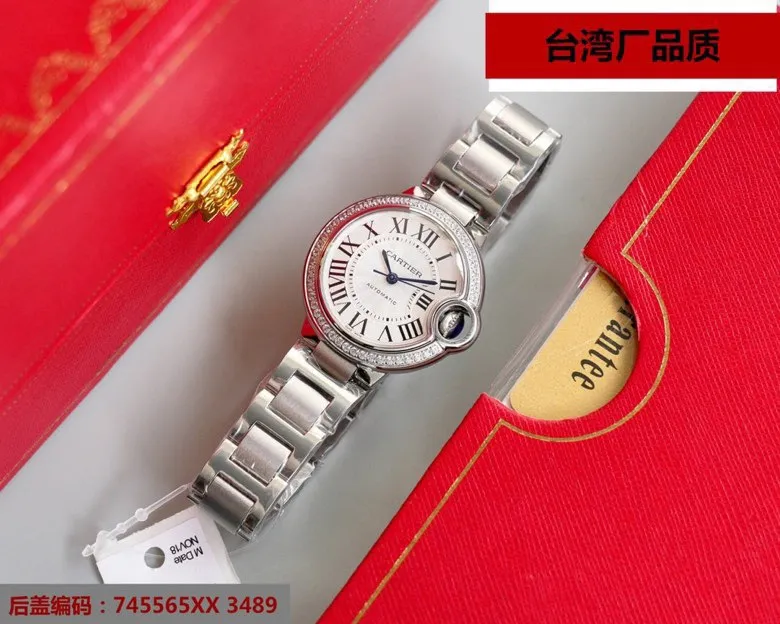 【Top replica】💰2800! Taiwan factory blue balloon V12 version, 33, 36 Swiss movement, (look for the bottom cover code 745565xx3489), this series of watches is famous for its delicate style and elegant style in the Cartier watchmaking industry. Of course, this watch must have such characteristics. The color of the stainless steel case makes the watch as light as a balloon, and the blue crown seems to have disobediently deviated from the original planned trajectory, like a playful couple. The Roman numerals on the dial look retro and deep, decorated with guilloche patterns and sword-shaped hands. The entire watch gives people a delicate and considerate feel. Isn’t this what couples need? Built-in: Swiss movement, water drop (fish eye bubble) sapphire glass mirror, highly waterproof, burnt steel blue pointer color, curvature shape of the crown