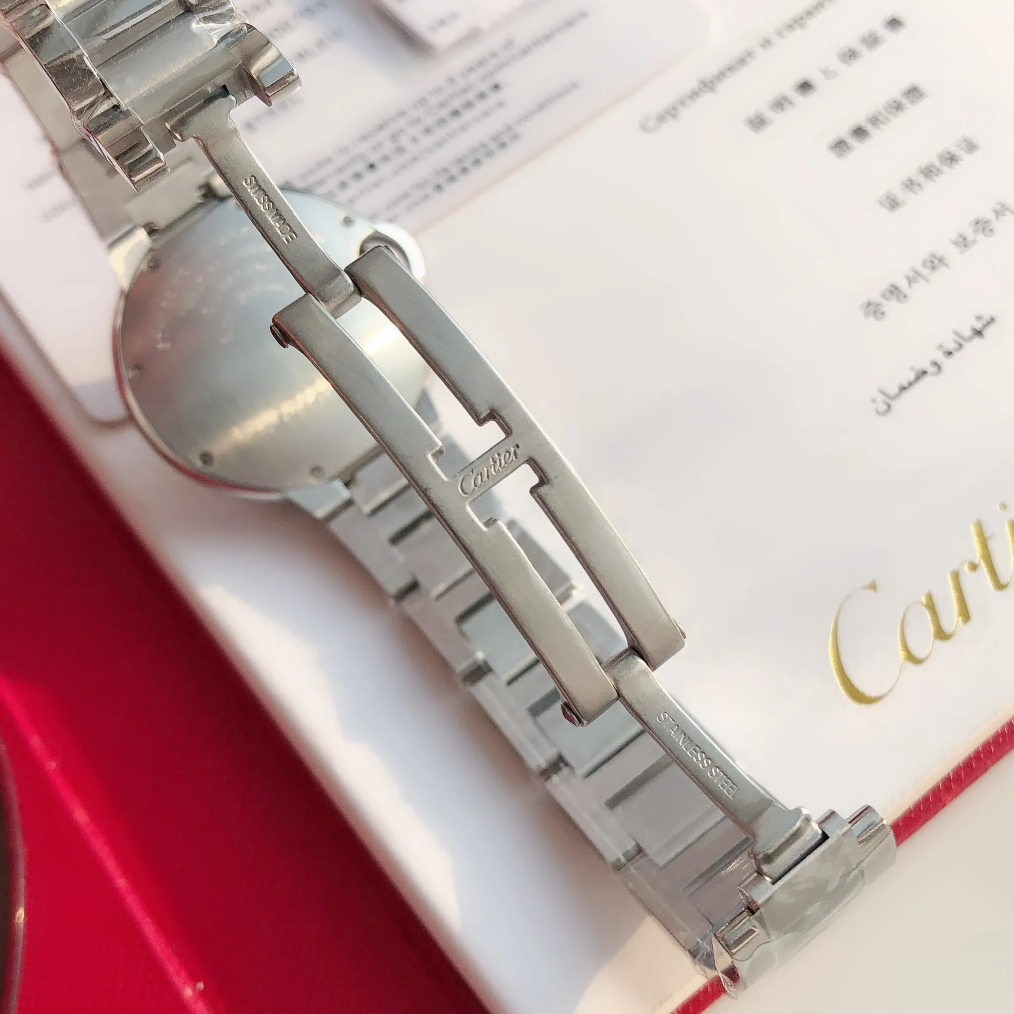 【Customized all-in-one machine】💰2560! 【Top replica】💰3500! Cartier 33mm blue balloon arrives! The exclusive quality of the classic blue balloon, a must-have model for goddesses. Highlight 1: The case is slender, the body has beautiful curvature, the lines are clear and full, the crown is in the middle, and the thickness of the body is only 10.8mm [strong] Highlight 2: The color of the crown appears sapphire blue under natural light and ruby red under the luminous pen. This technology is first used in the Citizen movement version [strong] Highlight 3: Same core as the big manufacturer, equipped with high-end women's mechanical movement Seiko NH05. This movement is widely used in women's models from big manufacturers, with excellent performance [strong] Highlight 4: Sapphire mirror, five-layer fisheye sapphire glass mirror, gracefully positioned crescent edge on the head, the slope and curvature are consistent with the original [strong] Highlight 5: Steel-band oscillating screws, using synchronous technology from big manufacturers, order original synchronous oscillating screws at a high price [strong] Based on the above-mentioned details, the overall shell shape and appearance lines are exquisite, with a high degree of integration and a number of high-end craftsmanship integrated into one, making it attractive for those who prefer low-cost products [Seduce]