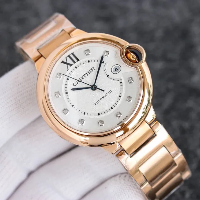 The 42 size upgraded version of the Taiwan factory is equipped with 2824 Ruijie, 1, dark yellow lettering, 2 baked blue hands, 3 original sand buckle, 4 centered handle, 5, obvious crescent. This series of watches is famous for its delicate style and elegant style in the Cartier watchmaking industry. Of course, this watch must have such characteristics. The color of the stainless steel case makes the watch as light as a balloon, and the blue crown seems to have disobediently deviated from the original planned trajectory, like a playful couple. The Roman numeral hour markers look retro and deep on the dial, decorated with guilloche patterns and sword-shaped hands. The entire watch gives people a delicate and considerate feel. Isn’t that what couples need? Waterdrop (fish eye bubble) sapphire glass mirror. Highly waterproof. Curved handle shape.