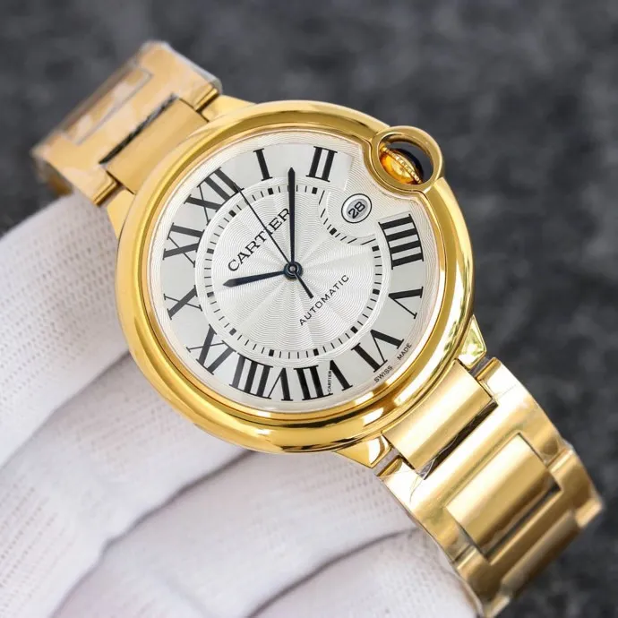 The 42 size upgraded version of the Taiwan factory is equipped with 2824 Ruijie, 1, dark yellow lettering, 2 baked blue hands, 3 original sand buckle, 4 centered handle, 5, obvious crescent. This series of watches is famous for its delicate style and elegant style in the Cartier watchmaking industry. Of course, this watch must have such characteristics. The color of the stainless steel case makes the watch as light as a balloon, and the blue crown seems to have disobediently deviated from the original planned trajectory, like a playful couple. The Roman numeral hour markers look retro and deep on the dial, decorated with guilloche patterns and sword-shaped hands. The entire watch gives people a delicate and considerate feel. Isn’t that what couples need? Waterdrop (fish eye bubble) sapphire glass mirror. Highly waterproof. Curved handle shape.