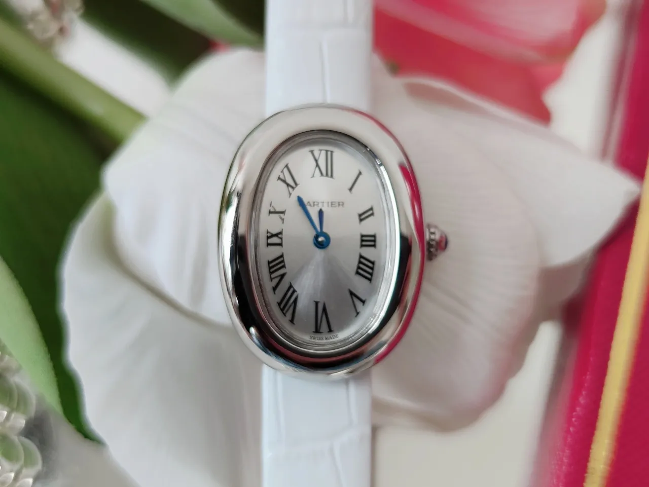 【High-end replica】💰1720! Cartier-Cartier’s latest classic! Baignoire bathtub series watches, with perfect oval lines and elegant and delicate appearance, Baignoire watches show young modern women the brand's classic style, which perfectly combines gentleness, softness and extremely rigorous characteristics. Women's dreams and elegant temperament merge the different marks of the brand again, with straight Roman numeral decoration, fleeting lines, a scale track composed of dots, and pavé diamonds emitting dazzling light. The new series can highlight excellent details and exude delicate and charming charm. Baignoire bathtub series watch, small model, uses imported Swiss quartz movement. Set with a sapphire cabochon. Silver-plated dial, sword-shaped blue steel hands, domed crystal mirror, original pin buckle, with multi-color calfskin. Case size: 32x26mm.