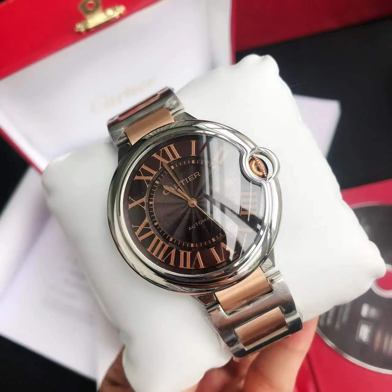 [Original order quality]💰1160! 【High-end replica】💰1720! The Cartier Blue Balloon 42mm series is a one-to-one replica of the original version, sleek and elegant, showing nobility. [Surface] Adopts original CNC color matching, the original version has the same dark yellow color, fine and well-proportioned textures, sword-shaped grilled blue steel hands, bright color and clear reading [Case] ​​The original mold is opened to upgrade the shell shape, the fish-eye sapphire glass head has an obvious crescent position, consistent radian, the crown is centered, and the size is synchronized with the original 42/13mm 316L stainless steel case, which is extremely polished and shiny. The level of detail is no less than the original, perfectly embodying the unique charm of the original. [Movement] Equipped with the top-level Seagull 2824 movement, the parameters are synchronized with the original ones, and can be simultaneously upgraded to the Swiss ETA machine. It has accurate travel time, delicate winding feel, and the time adjustment direction is synchronized with the original ones. [Strap] Equipped with an Italian imported first-layer cowhide strap with an original sand buckle or a top-grade 316L stainless steel bracelet. The parts are polished, and the bracelet screws use the original consistent spring thread ⚠️ Please look for the exclusive quality of GD products
