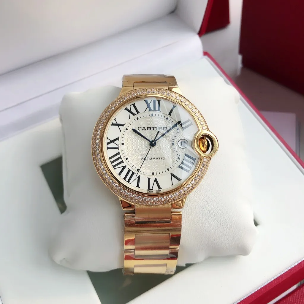 [Customized all-in-one machine] 💰2500 men and 1450 women! Cartier Blue Balloon 33mm, 42mm Couple Matching Blue Balloon [Color] More beautiful combinations are waiting for you to discover [Upon appearance, heavily honed] After many years of long-term development, it has finally become a sharp weapon, the first choice for love, a hot-selling hot model [Color] The 42mm men's model of the Blue Balloon series is equipped with imported 9015 all-in-one machine movement, and the details of the shell appearance are exquisite and beautiful The 33mm women's model is equipped with the original Seiko NH05 movement, which is as thin as 10.8mm, slender and round, and vividly reproduces the essence of the original genuine product. Based on the above-mentioned details, the overall shell shape and appearance lines are beautiful and highly integrated, integrating multiple high-end craftsmanship!