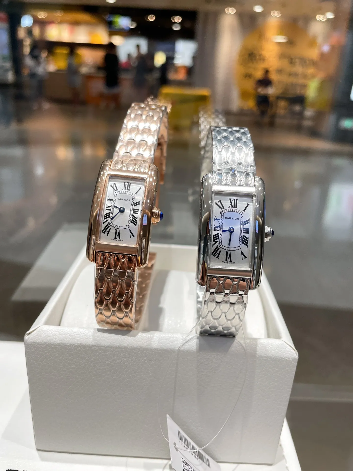 【High-end replica】💰1360! Cartier Tank Américaine watch, small model, uses sapphire crystal mirror and Swiss quartz movement. Original open mold, stainless steel case, octagonal crown, set with a synthetic blue spinel, silver-plated dial, sword-shaped blue steel hands, with original smooth folding clasp, made of imported multi-color calfskin. Tank Américaine is a large and elegant watch that is favored by connoisseurs. Case dimensions: 34.80 x 19.00 mm.