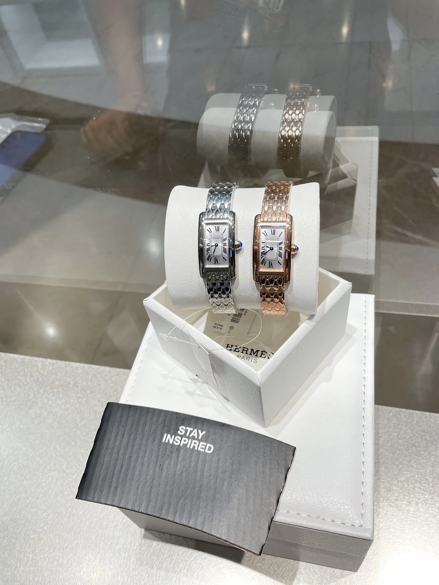 【High-end replica】💰1360! Cartier Tank Américaine watch, small model, uses sapphire crystal mirror and Swiss quartz movement. Original open mold, stainless steel case, octagonal crown, set with a synthetic blue spinel, silver-plated dial, sword-shaped blue steel hands, with original smooth folding clasp, made of imported multi-color calfskin. Tank Américaine is a large and elegant watch that is favored by connoisseurs. Case dimensions: 34.80 x 19.00 mm.