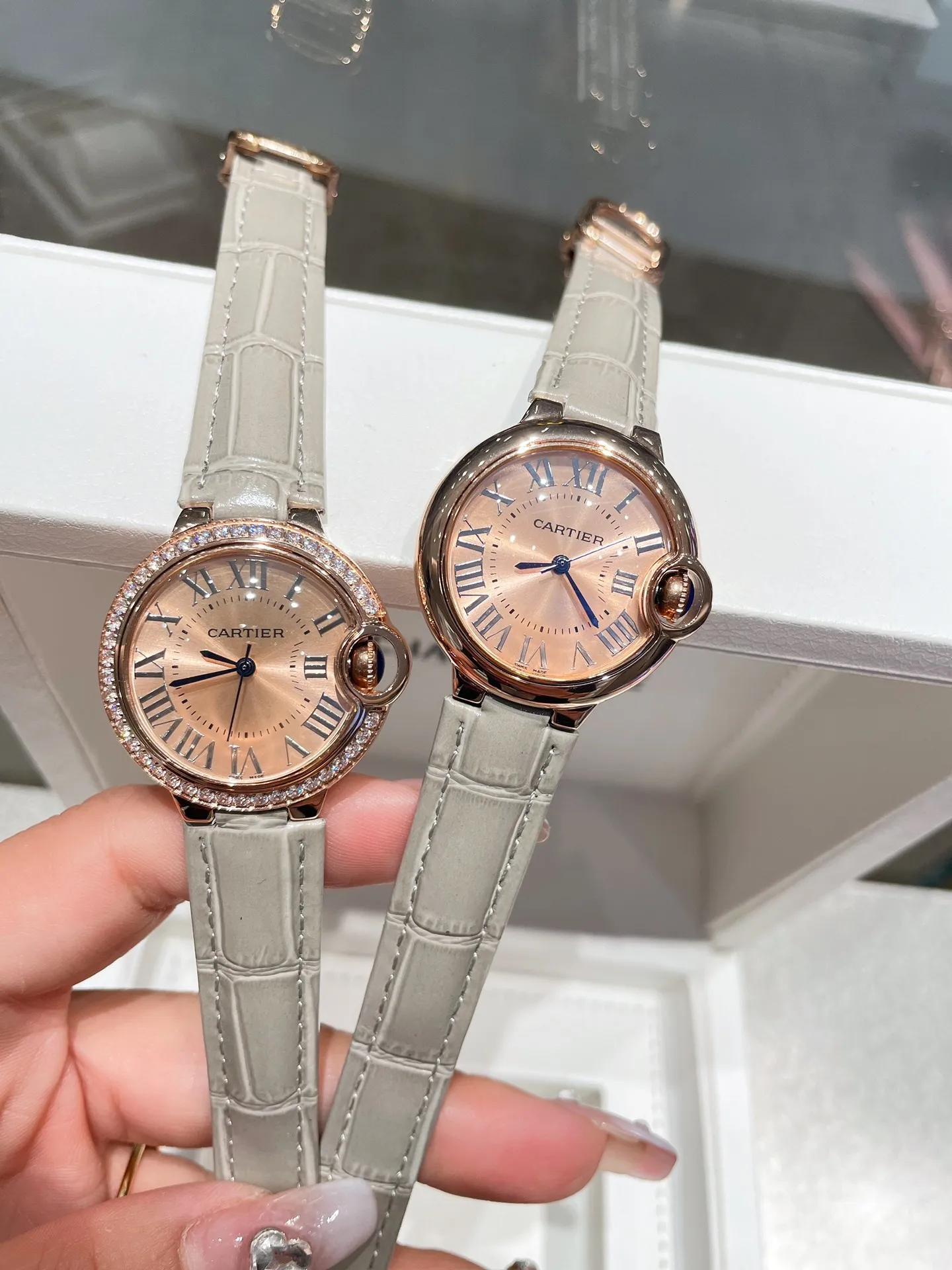 [High-end replica] 💰1160 each! Cartier Blue Balloon, exquisite 33mm quartz watch, traditional three-hand design, starry sky running, time flowing, special craftsmanship with diamonds, perfect personality, matched with fish-eye sapphire glass, using Swiss original Swiss quartz movement, accurate travel time, imported high-gloss cowhide leather belt, original folding buckle, look for high-quality complete package and wear warranty card hangtag.