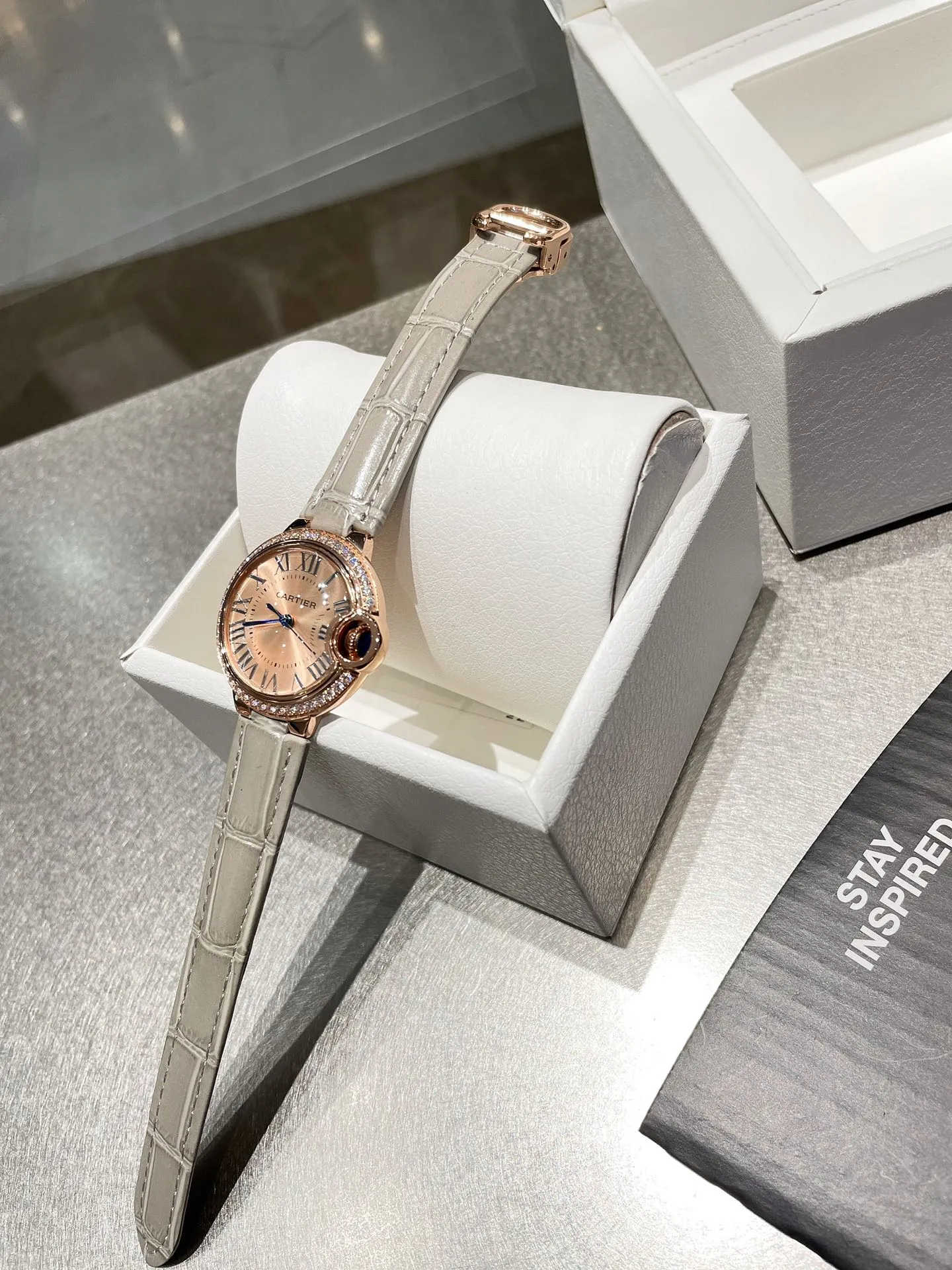 [High-end replica] 💰1160 each! Cartier Blue Balloon, exquisite 33mm quartz watch, traditional three-hand design, starry sky running, time flowing, special craftsmanship with diamonds, perfect personality, matched with fish-eye sapphire glass, using Swiss original Swiss quartz movement, accurate travel time, imported high-gloss cowhide leather belt, original folding buckle, look for high-quality complete package and wear warranty card hangtag.