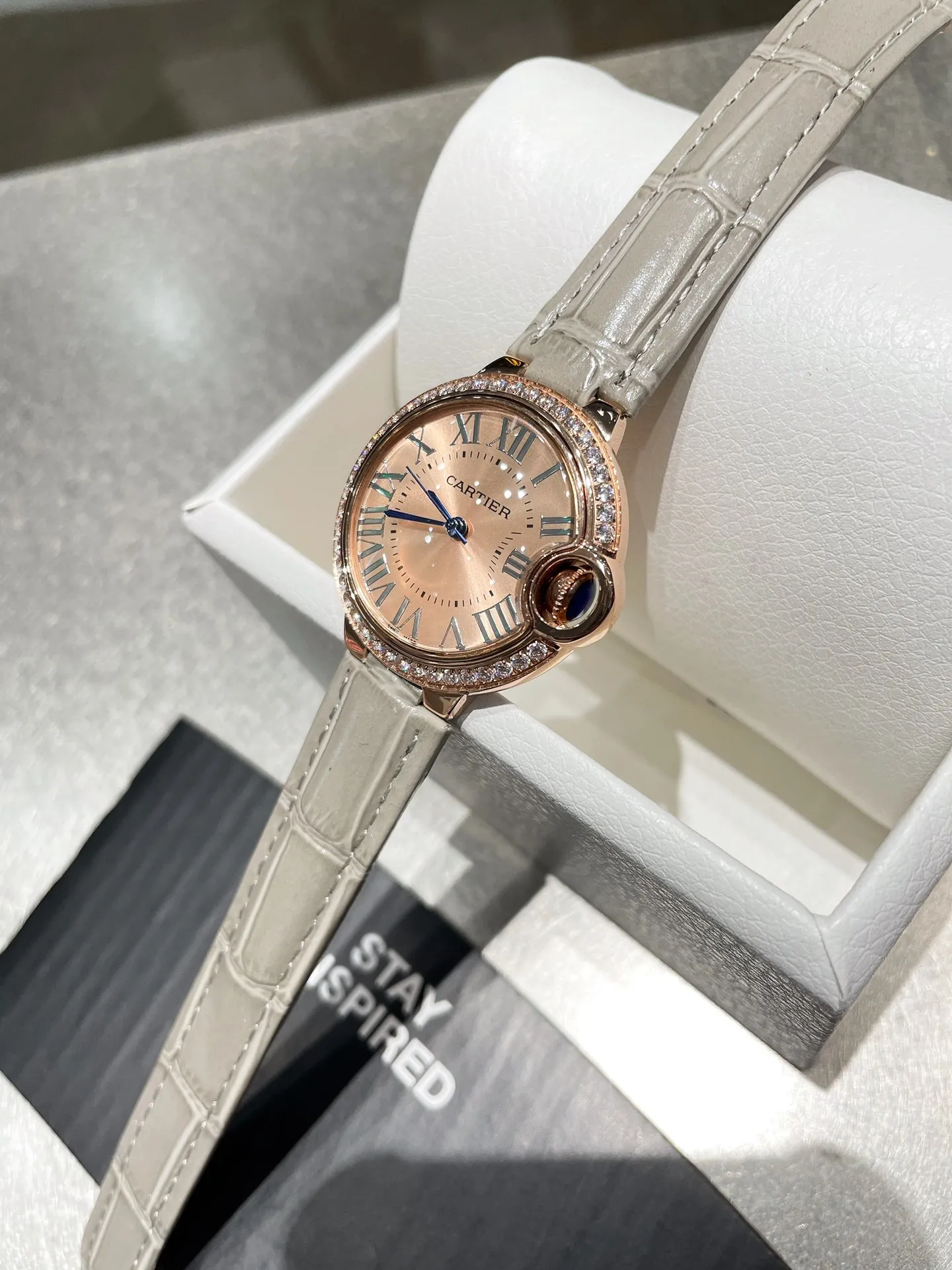 [High-end replica] 💰1160 each! Cartier Blue Balloon, exquisite 33mm quartz watch, traditional three-hand design, starry sky running, time flowing, special craftsmanship with diamonds, perfect personality, matched with fish-eye sapphire glass, using Swiss original Swiss quartz movement, accurate travel time, imported high-gloss cowhide leather belt, original folding buckle, look for high-quality complete package and wear warranty card hangtag.
