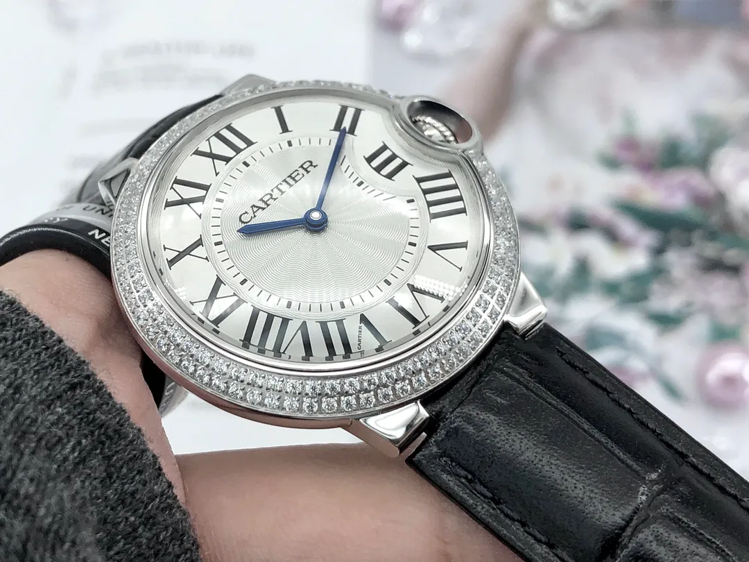 【Top replica】💰1920! Cartier Ballon Bleu 🇫🇷 CARTIER BallonBleu original mold opening, top replica, counter synchronous three-code anti-counterfeiting Type: top luxury women's quartz watch Mirror: fish-eye-shaped imported sapphire crystal Hands: hours, minutes Surface: guilloche silver-white letters Case: 316 stainless steel double circle diamonds Strap: black cowhide imported from Italy Size: 36.6mm×12.05mm Movement: Ronda quartz imported from Switzerland