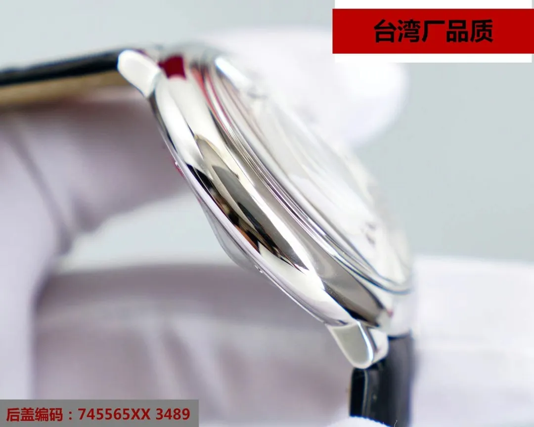 【High-end replica】💰1720! This series of watches is famous for its delicate style and elegant style in the Cartier watchmaking industry. Of course, this watch must have such characteristics. The color of the stainless steel case makes the watch as light as a balloon, and the blue crown seems to have disobediently deviated from the original planned trajectory, like a playful couple. The Roman numerals on the dial look retro and deep, decorated with guilloche patterns and sword-shaped hands. The entire watch gives people a delicate and considerate feel. Isn’t this what couples need? Built-in: Upgraded version of Japanese Citizen modified deck fully automatic mechanical movement. It also has Swiss quartz, water drop (fish eye bubble) sapphire glass mirror, highly waterproof, burnt steel blue pointer color, curvature shape of the crown