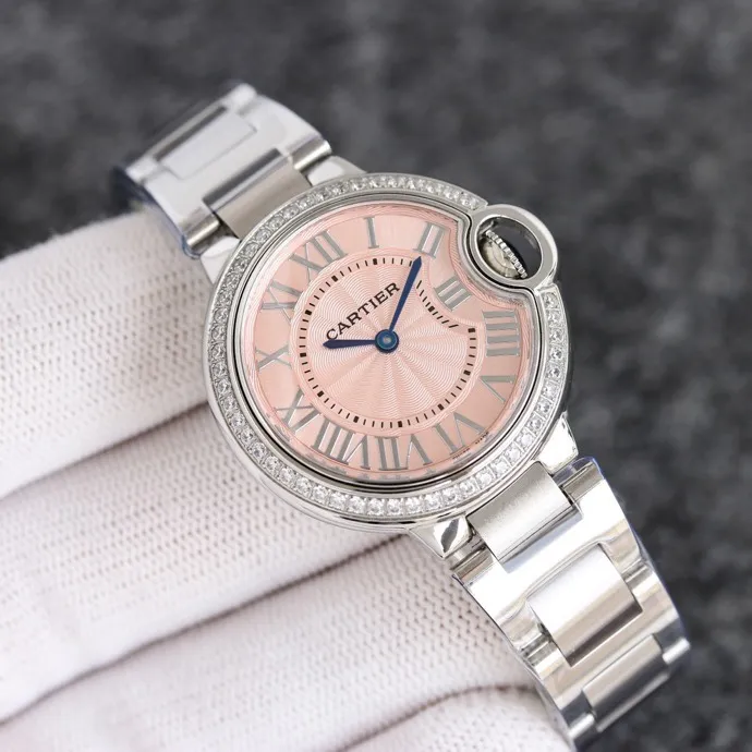 【Taiwan Factory】💰1920! 【Top replica】💰2900! Taiwan Factory Blue Balloon produces a series of Swiss quartz watches with complete sizes of 36mm, 33mm, and 28mm. This series of watches is famous for its delicate style and elegant style in the Cartier watchmaking industry. Of course, this watch must have such characteristics. The color of the stainless steel case makes the watch as light as a balloon, and the blue crown seems to have disobediently deviated from the original planned trajectory, like a playful couple. The Roman numerals on the dial look retro and deep, decorated with guilloche patterns and sword-shaped hands. The entire watch gives people a delicate and considerate feel. Isn’t this what couples need? Built-in: imported Swiss quartz movement, water drop (fish eye bubble) sapphire mirror, highly waterproof, burnt steel blue pointer color, curvature shape of the crown