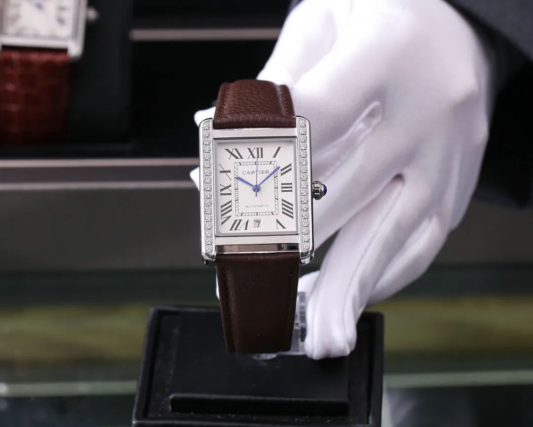 【Customized all-in-one machine】💰1720! Cartier ⌚️CARTIER Tank Series Men's Mechanical Watch 💯 Brand new imported 9015 all-in-one automatic mechanical movement with accurate travel time, 🅾️reworked 💯 316L stainless steel case with imitation machine workmanship Case size 31*41 💯 Anti-scratch sapphire glass mirror 💯 Crocodile pattern cowhide or frosted cowhide strap optional with original folding buckle! Welcome to reprint!