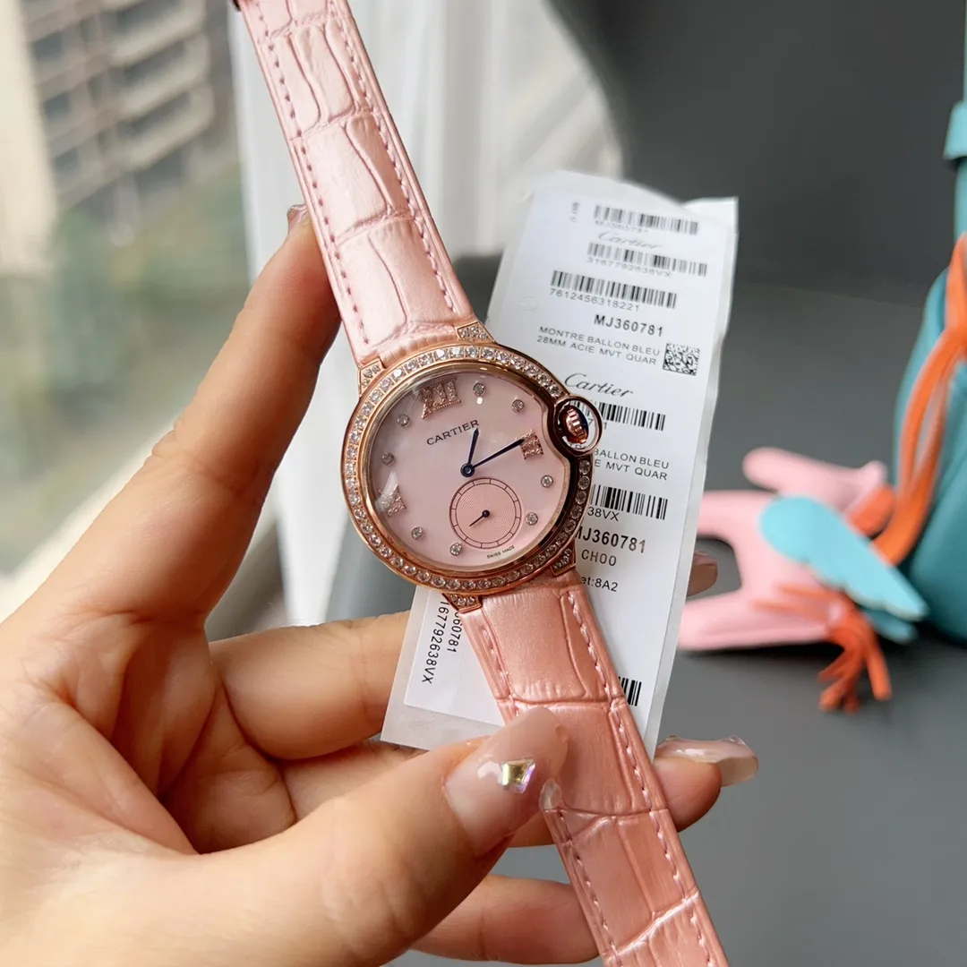 【High-end replica】💰960! Real photos of Cartier women’s watches 🆕 Romantic and mysterious colors ☑️ a symbol of good taste! Rare color 💜 The saturation of the pebbled leather is just right. The delicate sheepskin is super soft and comfortable to wear. The key is that it is super fresh. The Cartier blue balloon gold diamond surface 🌃 is full of luxury and nobility. The real thing is super beautiful 💋Swiss quartz size 36mm. Look for the exclusive color. Highly recommended to buy!