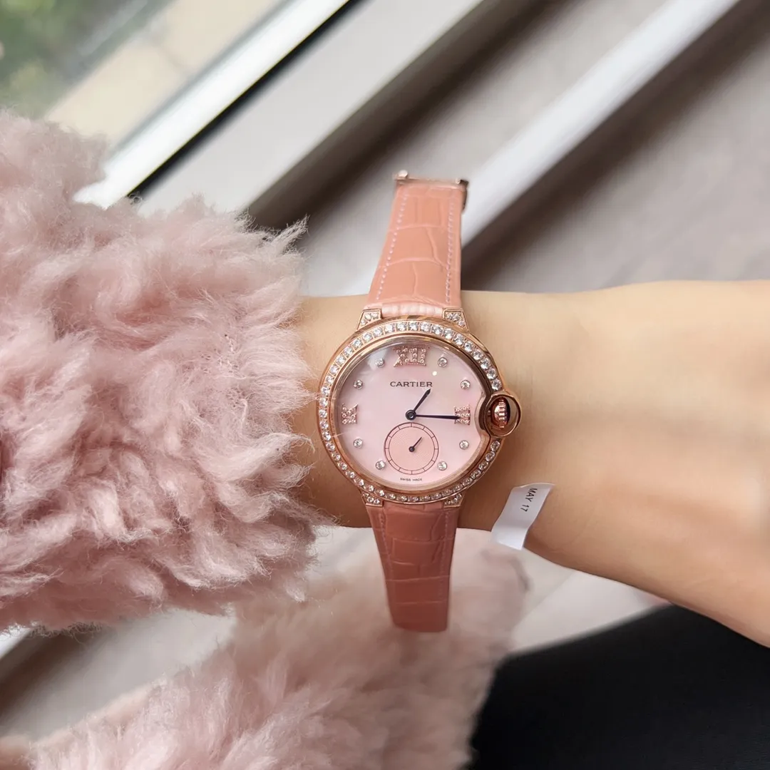 【High-end replica】💰960! Real photos of Cartier women’s watches 🆕 Romantic and mysterious colors ☑️ a symbol of good taste! Rare color 💜 The saturation of the pebbled leather is just right. The delicate sheepskin is super soft and comfortable to wear. The key is that it is super fresh. The Cartier blue balloon gold diamond surface 🌃 is full of luxury and nobility. The real thing is super beautiful 💋Swiss quartz size 36mm. Look for the exclusive color. Highly recommended to buy!