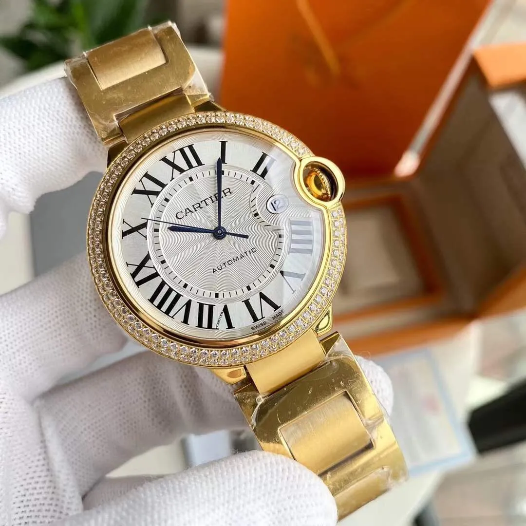 Cartier Blue Balloon series, this series of watches is famous for its delicate style and elegant style in Cartier watchmaking industry. Of course, this watch must have such characteristics. The color of the stainless steel case makes the watch as light as a balloon, and the blue crown seems to have disobediently deviated from the original planned trajectory, like a playful couple. The Roman numerals on the dial look retro and deep, decorated with guilloche patterns and sword-shaped hands. The entire watch gives people a delicate and considerate feel. Isn’t this what couples need? Sapphire glass mirror, highly waterproof, burnt steel blue pointer color, crown curvature🎈