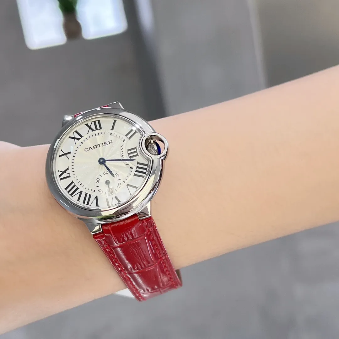 【Top replica】💰1720! Taiwan factory produces three sizes in one women's model 36mm Cartier Cartier Blue Balloon Series: New quartz watch with two-and-a-half-hand calendar display, watch lovers expect two-and-a-half-hand seconds with calendar function, double sapphire glass mirror, 316 fine steel case, steel blue sword-shaped hands, water drop fish eye effect sapphire mirror, Italian imported cowhide, 316 original steel belt, size 36mm thick 11mm (bottom cover coded warranty card tag with three codes in one) individually packaged, Xiaohongshu recommends best-selling models, Douyin live broadcast popular products come to Long