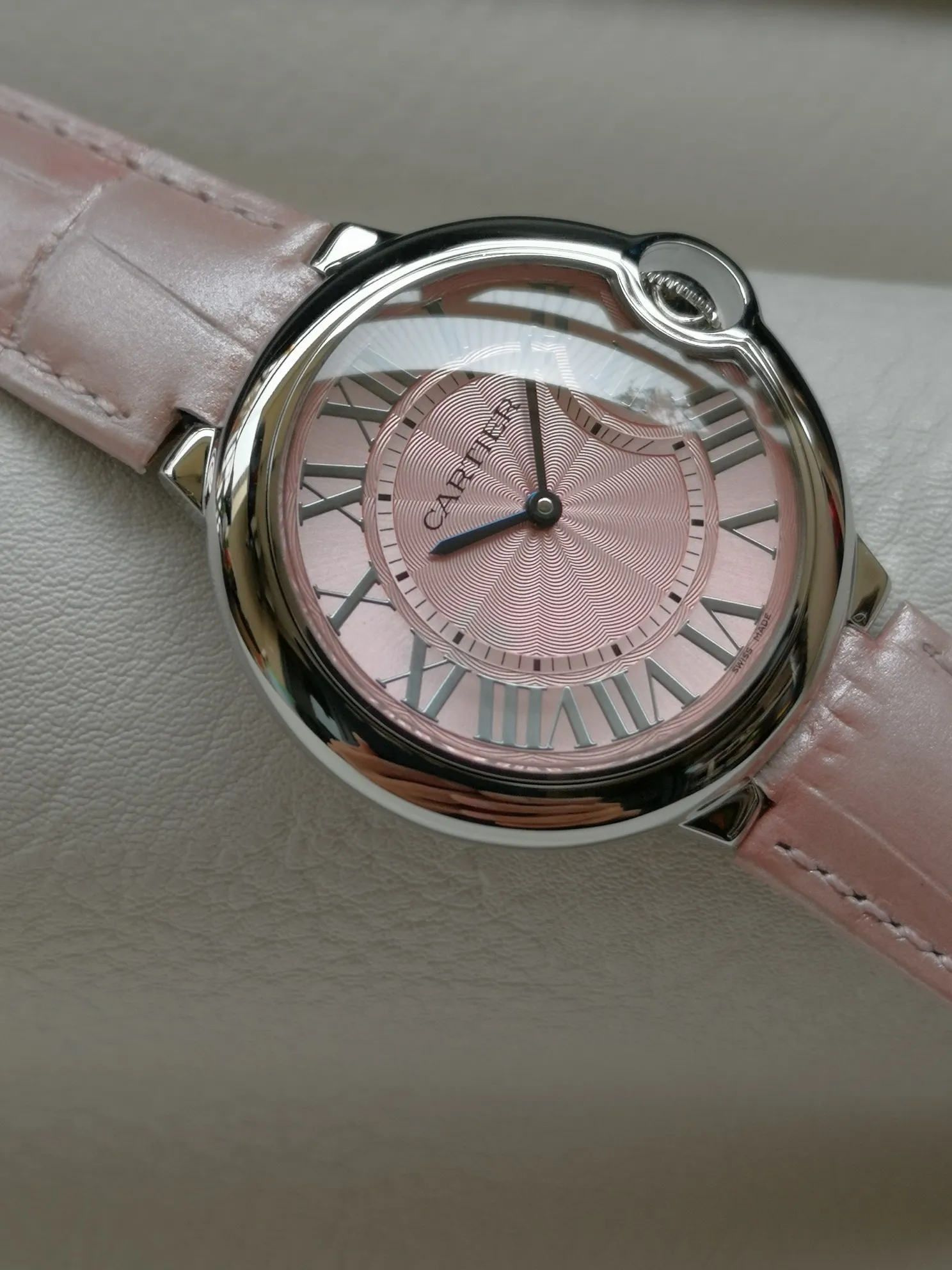 【Taiwan Factory】💰1720! 【Top replica】💰2800! Cartier Blue Balloon series watch (guilloché dial, sword-shaped blue steel hands, quartz, 33mm), pays tribute to the retrograde, God bless the world! This picture was taken as a top-notch replica!