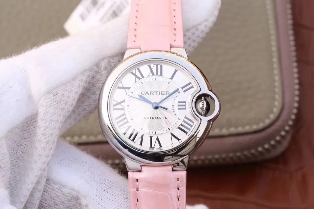 【Customized all-in-one machine】💰1920! 【Top replica】💰2800! Cartier Blue Balloon W6920100 women's watch, original Swiss ETA2671 movement (authentic basic movement) Blue Balloon 33mm women's model, size 33MM, exclusive source on the market, using the original factory (authentic Cartier original Swiss ETA2671 fully automatic movement assembly) double-shaped sapphire crystal glass, high-definition sun pattern silver-plated panel, burnt steel blue needle quenched at 1600 degrees Celsius , the drum-shaped head gem is full of blue light, and no matter how beautiful a watch is, it will be in vain if the movement is not good. Cartier is a well-known hot commodity in the purchasing circle, especially the Cartier Blue Balloon. As one of the most popular watches in the watch circle, it has always maintained its standing position. But its long history still cannot hide its edge. It is durable and never goes out of style. This exclusive source of goods is truly perfect in every detail regardless of its "appearance" or "inside"! The original design of the mechanical watch is rich in connotation, and it is the favorite of beautiful girls.