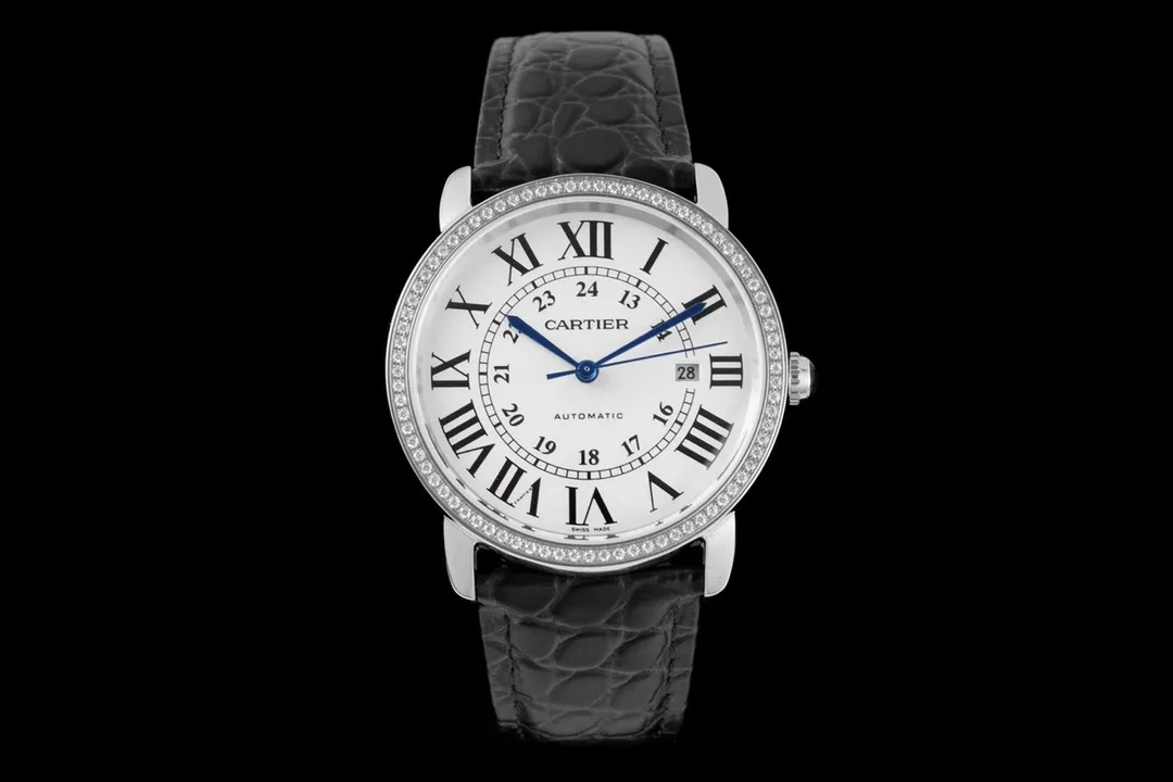 【Foreign trade import】💰2560! Cartier London SOLO series men's model, authentic open mold 🎈 1. [Case] ​​316 stainless steel, CNC deeply processed handle inlaid with the same white spinel gemstones as the genuine product, Mohs hardness reaches nine levels, equipped with sapphire scratch-resistant mirror!  2. [Inlay] All the diamonds on the case and buckle are imported Czech diamonds, with top cutting technology, uniform size, and perfect inlay. 3. [Size] The size of 42mm*9mm is not only exquisite and elegant, but also practical, suitable for various clothing occasions.  4. [Movement] The imported mechanical machine is used to modify the movement, and the original sealed bottom cover is used! Good stability!  5. [Strap] Paired with original imported Italian crocodile leather pattern 6. [Details] The three-pin model uses the same easy-to-use one-button ear-opening function as the original!  This is the darling of the luxury trend, a watch worthy of collection by men🔥Top-level products with constant quality🔥
