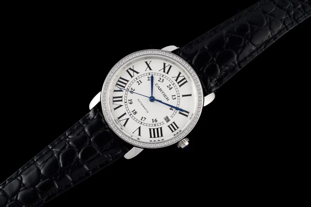 【Foreign trade import】💰2560! Cartier London SOLO series men's model, authentic open mold 🎈 1. [Case] ​​316 stainless steel, CNC deeply processed handle inlaid with the same white spinel gemstones as the genuine product, Mohs hardness reaches nine levels, equipped with sapphire scratch-resistant mirror!  2. [Inlay] All the diamonds on the case and buckle are imported Czech diamonds, with top cutting technology, uniform size, and perfect inlay. 3. [Size] The size of 42mm*9mm is not only exquisite and elegant, but also practical, suitable for various clothing occasions.  4. [Movement] The imported mechanical machine is used to modify the movement, and the original sealed bottom cover is used! Good stability!  5. [Strap] Paired with original imported Italian crocodile leather pattern 6. [Details] The three-pin model uses the same easy-to-use one-button ear-opening function as the original!  This is the darling of the luxury trend, a watch worthy of collection by men🔥Top-level products with constant quality🔥