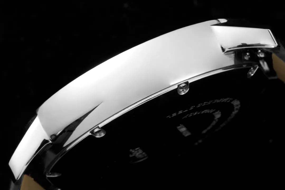 【Foreign trade import】💰2560! Cartier London SOLO series men's model, authentic open mold 🎈 1. [Case] ​​316 stainless steel, CNC deeply processed handle inlaid with the same white spinel gemstones as the genuine product, Mohs hardness reaches nine levels, equipped with sapphire scratch-resistant mirror!  2. [Inlay] All the diamonds on the case and buckle are imported Czech diamonds, with top cutting technology, uniform size, and perfect inlay. 3. [Size] The size of 42mm*9mm is not only exquisite and elegant, but also practical, suitable for various clothing occasions.  4. [Movement] The imported mechanical machine is used to modify the movement, and the original sealed bottom cover is used! Good stability!  5. [Strap] Paired with original imported Italian crocodile leather pattern 6. [Details] The three-pin model uses the same easy-to-use one-button ear-opening function as the original!  This is the darling of the luxury trend, a watch worthy of collection by men🔥Top-level products with constant quality🔥
