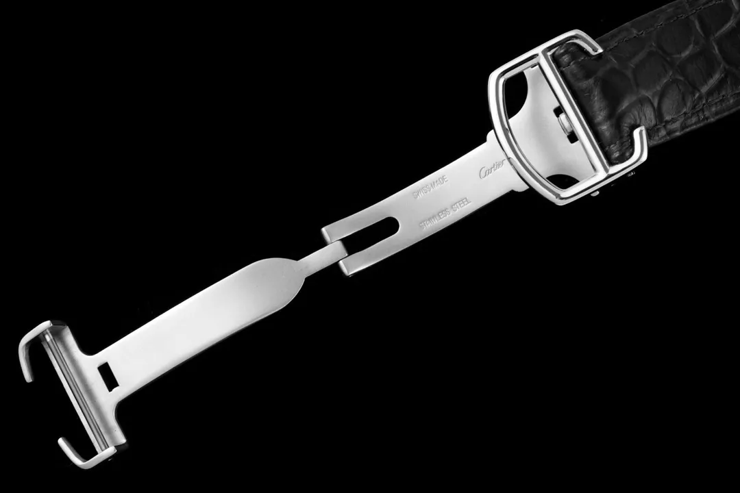 【Foreign trade import】💰2560! Cartier London SOLO series men's model, authentic open mold 🎈 1. [Case] ​​316 stainless steel, CNC deeply processed handle inlaid with the same white spinel gemstones as the genuine product, Mohs hardness reaches nine levels, equipped with sapphire scratch-resistant mirror!  2. [Inlay] All the diamonds on the case and buckle are imported Czech diamonds, with top cutting technology, uniform size, and perfect inlay. 3. [Size] The size of 42mm*9mm is not only exquisite and elegant, but also practical, suitable for various clothing occasions.  4. [Movement] The imported mechanical machine is used to modify the movement, and the original sealed bottom cover is used! Good stability!  5. [Strap] Paired with original imported Italian crocodile leather pattern 6. [Details] The three-pin model uses the same easy-to-use one-button ear-opening function as the original!  This is the darling of the luxury trend, a watch worthy of collection by men🔥Top-level products with constant quality🔥