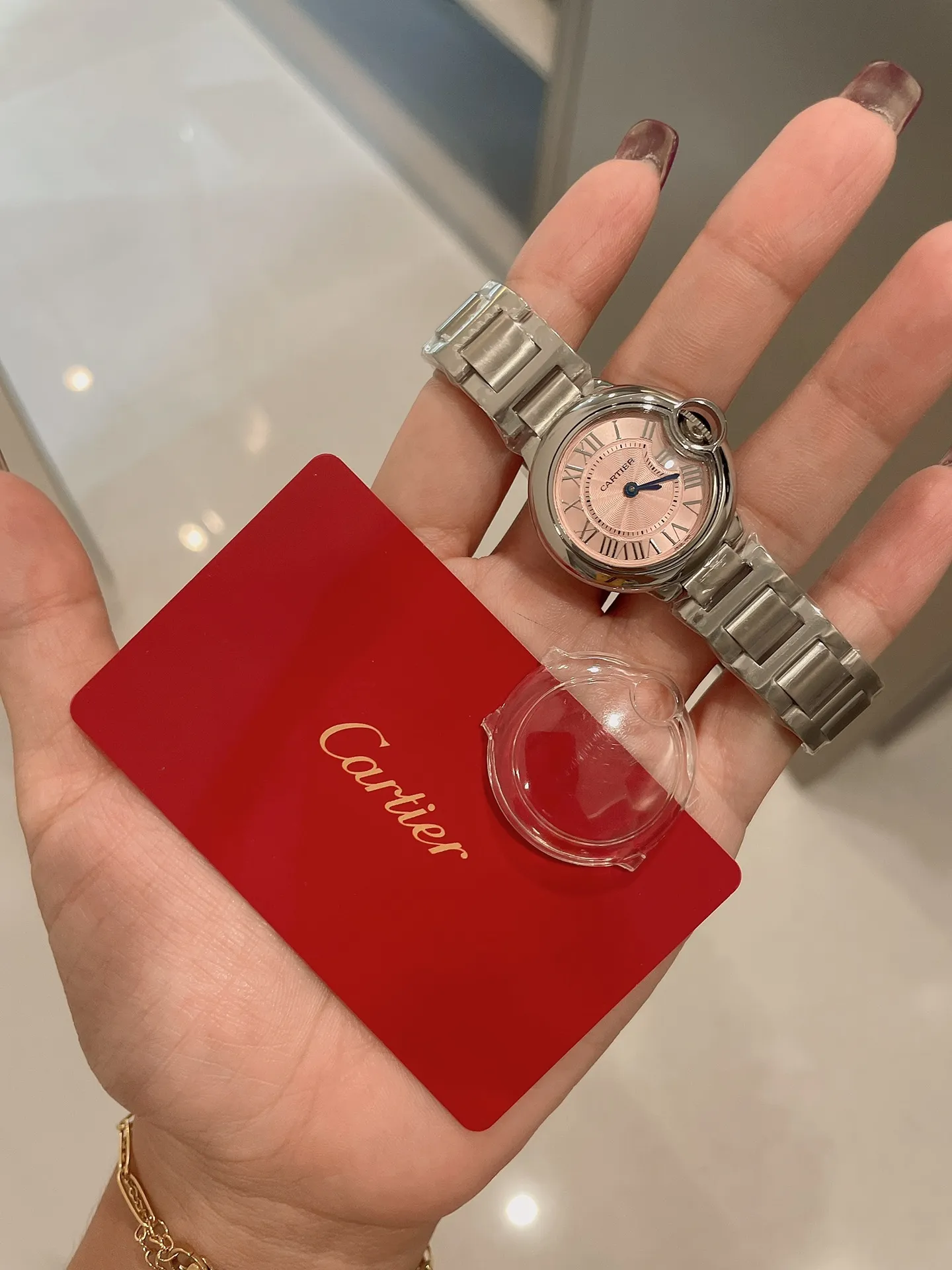 【High-end replica】💰1040! Blue Balloon 28mm Pink Palette is coming‼ ️One of the hottest styles in the world! A classic that can carry the years and never go out of style! ! The movement is quartz. Cartier, the world's top jewelry and watch brand, has produced many classics in its long brand history, such as legendary series of watches such as Santos and Tank. The most popular style of Cartier watches in recent years is undoubtedly the Ballon Bleu. With its ultra-thin body and light texture, the ultra-thin watch interprets the usual elegance of the Blue Balloon watch series to the extreme.