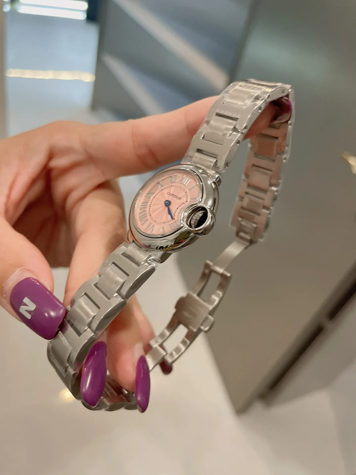 【High-end replica】💰1040! Blue Balloon 28mm Pink Palette is coming‼ ️One of the hottest styles in the world! A classic that can carry the years and never go out of style! ! The movement is quartz. Cartier, the world's top jewelry and watch brand, has produced many classics in its long brand history, such as legendary series of watches such as Santos and Tank. The most popular style of Cartier watches in recent years is undoubtedly the Ballon Bleu. With its ultra-thin body and light texture, the ultra-thin watch interprets the usual elegance of the Blue Balloon watch series to the extreme.