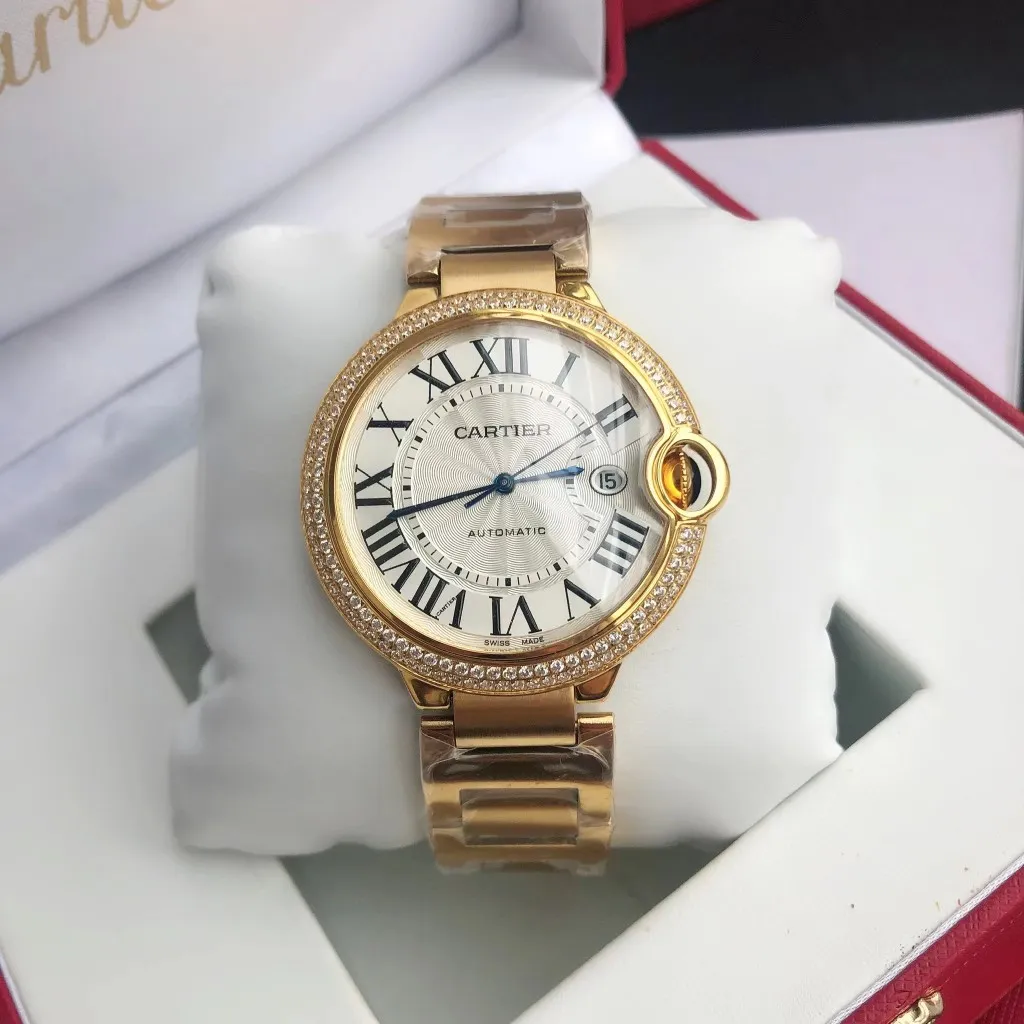 [Original order quality]💰1160! 【High-end replica】💰1720! The Cartier Blue Balloon 42mm series is a one-to-one replica of the original version, sleek and elegant, showing nobility. [Surface] Adopts original CNC color matching, the original version has the same dark yellow color, fine and well-proportioned textures, sword-shaped grilled blue steel hands, bright color and clear reading [Case] ​​The original mold is opened to upgrade the shell shape, the fish-eye sapphire glass head has an obvious crescent position, consistent radian, the crown is centered, and the size is synchronized with the original 42/13mm 316L stainless steel case, which is extremely polished and shiny. The level of detail is no less than the original, perfectly embodying the unique charm of the original. [Movement] Equipped with the top-level Seagull 2824 movement, the parameters are synchronized with the original ones, and can be simultaneously upgraded to the Swiss ETA machine. It has accurate travel time, delicate winding feel, and the time adjustment direction is synchronized with the original ones. [Strap] Equipped with an Italian imported first-layer cowhide strap with an original sand buckle or a top-grade 316L stainless steel bracelet. The parts are polished, and the bracelet screws use the original consistent spring thread ⚠️ Please look for the exclusive quality of GD products