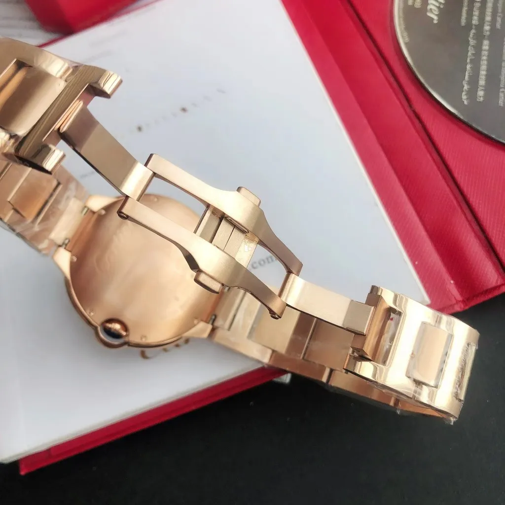 [Original order quality]💰1160! 【High-end replica】💰1720! The Cartier Blue Balloon 42mm series is a one-to-one replica of the original version, sleek and elegant, showing nobility. [Surface] Adopts original CNC color matching, the original version has the same dark yellow color, fine and well-proportioned textures, sword-shaped grilled blue steel hands, bright color and clear reading [Case] ​​The original mold is opened to upgrade the shell shape, the fish-eye sapphire glass head has an obvious crescent position, consistent radian, the crown is centered, and the size is synchronized with the original 42/13mm 316L stainless steel case, which is extremely polished and shiny. The level of detail is no less than the original, perfectly embodying the unique charm of the original. [Movement] Equipped with the top-level Seagull 2824 movement, the parameters are synchronized with the original ones, and can be simultaneously upgraded to the Swiss ETA machine. It has accurate travel time, delicate winding feel, and the time adjustment direction is synchronized with the original ones. [Strap] Equipped with an Italian imported first-layer cowhide strap with an original sand buckle or a top-grade 316L stainless steel bracelet. The parts are polished, and the bracelet screws use the original consistent spring thread ⚠️ Please look for the exclusive quality of GD products