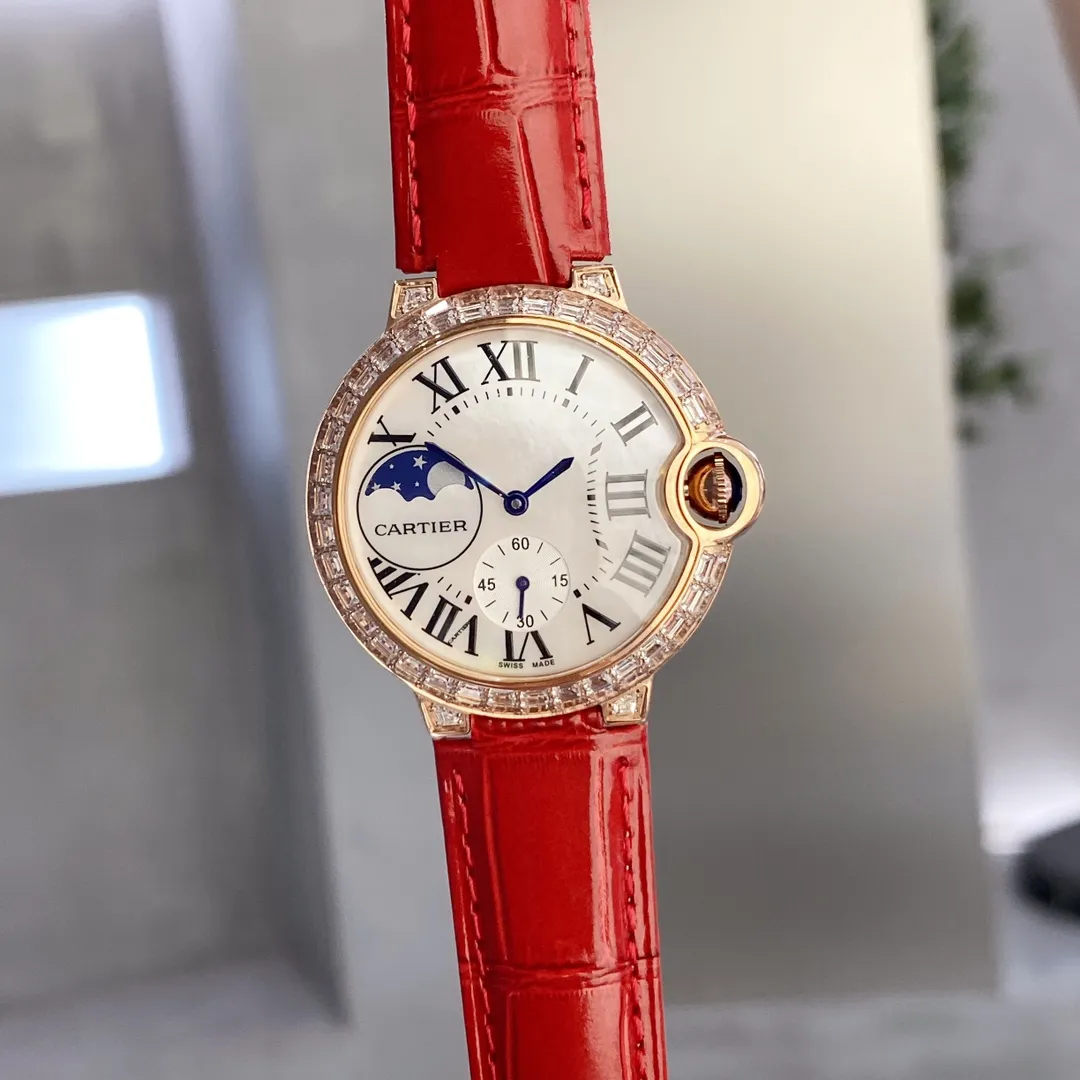 【Purchasing quality】💰1360! Cartier women's watch new Ballon Blanc De Cariter women's watch square diamond series, square diamond is one of the many cutting shapes of diamonds and is a special-shaped diamond. The English name for square diamonds is princess. In English, princess means princess, so square diamonds are also called princess square diamonds.       It is said that the King of Belgium specially created a unique and mysterious square diamond for his beloved daughter when she got married. This is the princess-cut diamond that is popular in Europe. Princess-cut diamonds are the most popular among fancy-shaped diamonds. The four sharp edges on the surface symbolize love, love, cherishment, and love respectively. The twinkling light symbolizes the flame of happiness. The watch set with princess diamonds is full of love. The size is 36mm~
