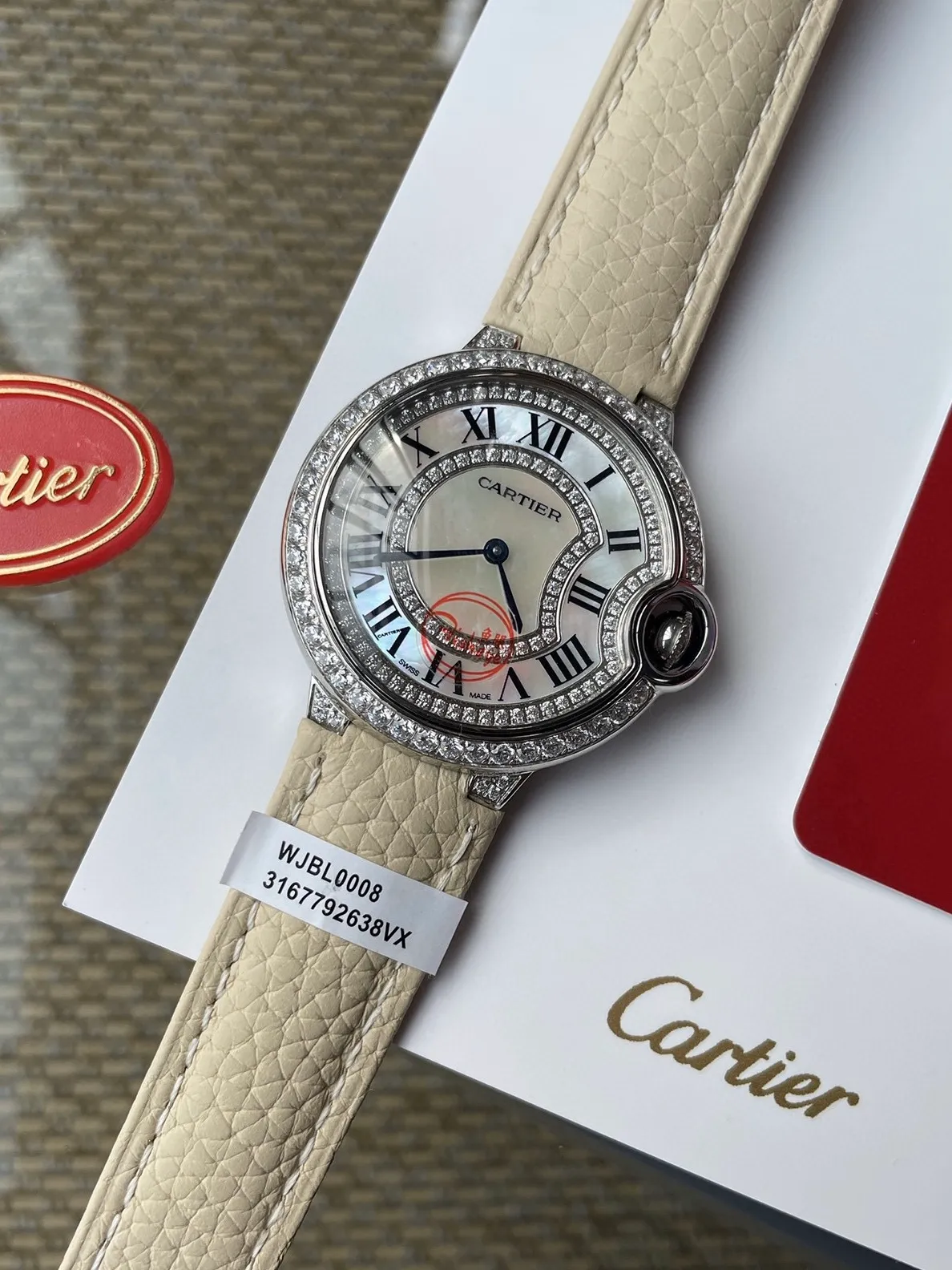 【High-end replica】💰1040! The Ballon Bleu de Cartier luxury watch series, with a versatile size of 36mm, is simple and unique in taste. It abandons the complicated and gorgeous decorations that are popular in modern times, reinterprets beauty with simplicity, and creates exclusive high quality. The dial is made of Swarovski crystal diamonds. The elegant, refined and noble temperament is fully displayed. The new crocodile pattern cowhide is more suitable for this winter. It is suitable for various high-end gathering occasions and is the best choice for matching with various sweaters and furs~~