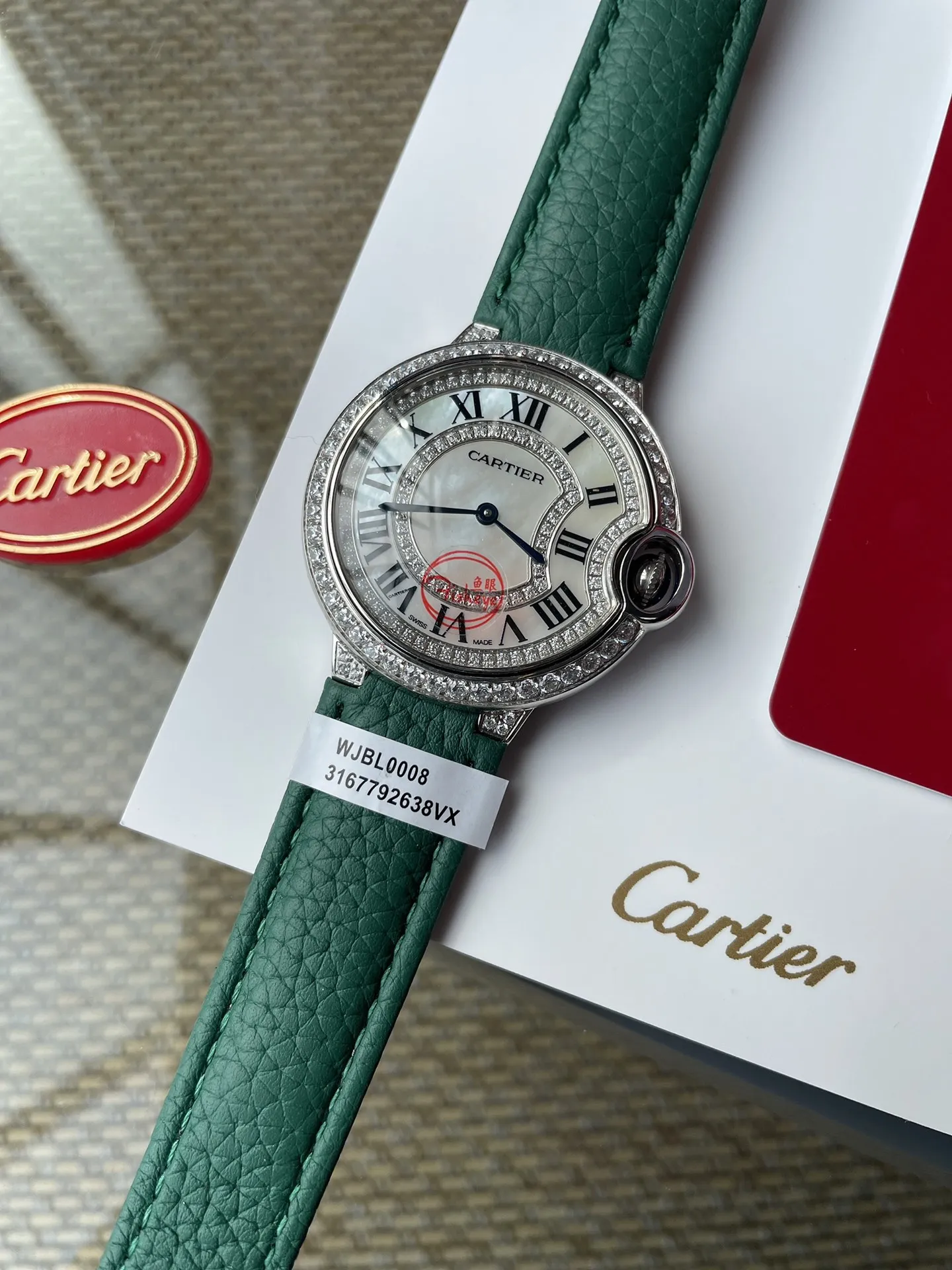 【High-end replica】💰1040! The Ballon Bleu de Cartier luxury watch series, with a versatile size of 36mm, is simple and unique in taste. It abandons the complicated and gorgeous decorations that are popular in modern times, reinterprets beauty with simplicity, and creates exclusive high quality. The dial is made of Swarovski crystal diamonds. The elegant, refined and noble temperament is fully displayed. The new crocodile pattern cowhide is more suitable for this winter. It is suitable for various high-end gathering occasions and is the best choice for matching with various sweaters and furs~~