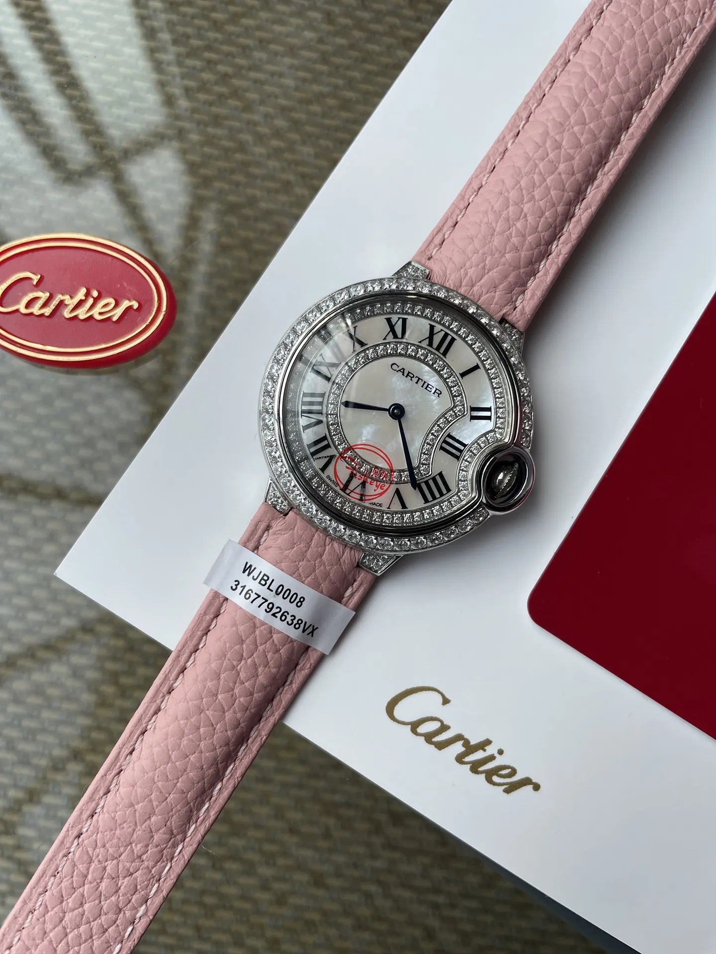 【High-end replica】💰1040! The Ballon Bleu de Cartier luxury watch series, with a versatile size of 36mm, is simple and unique in taste. It abandons the complicated and gorgeous decorations that are popular in modern times, reinterprets beauty with simplicity, and creates exclusive high quality. The dial is made of Swarovski crystal diamonds. The elegant, refined and noble temperament is fully displayed. The new crocodile pattern cowhide is more suitable for this winter. It is suitable for various high-end gathering occasions and is the best choice for matching with various sweaters and furs~~