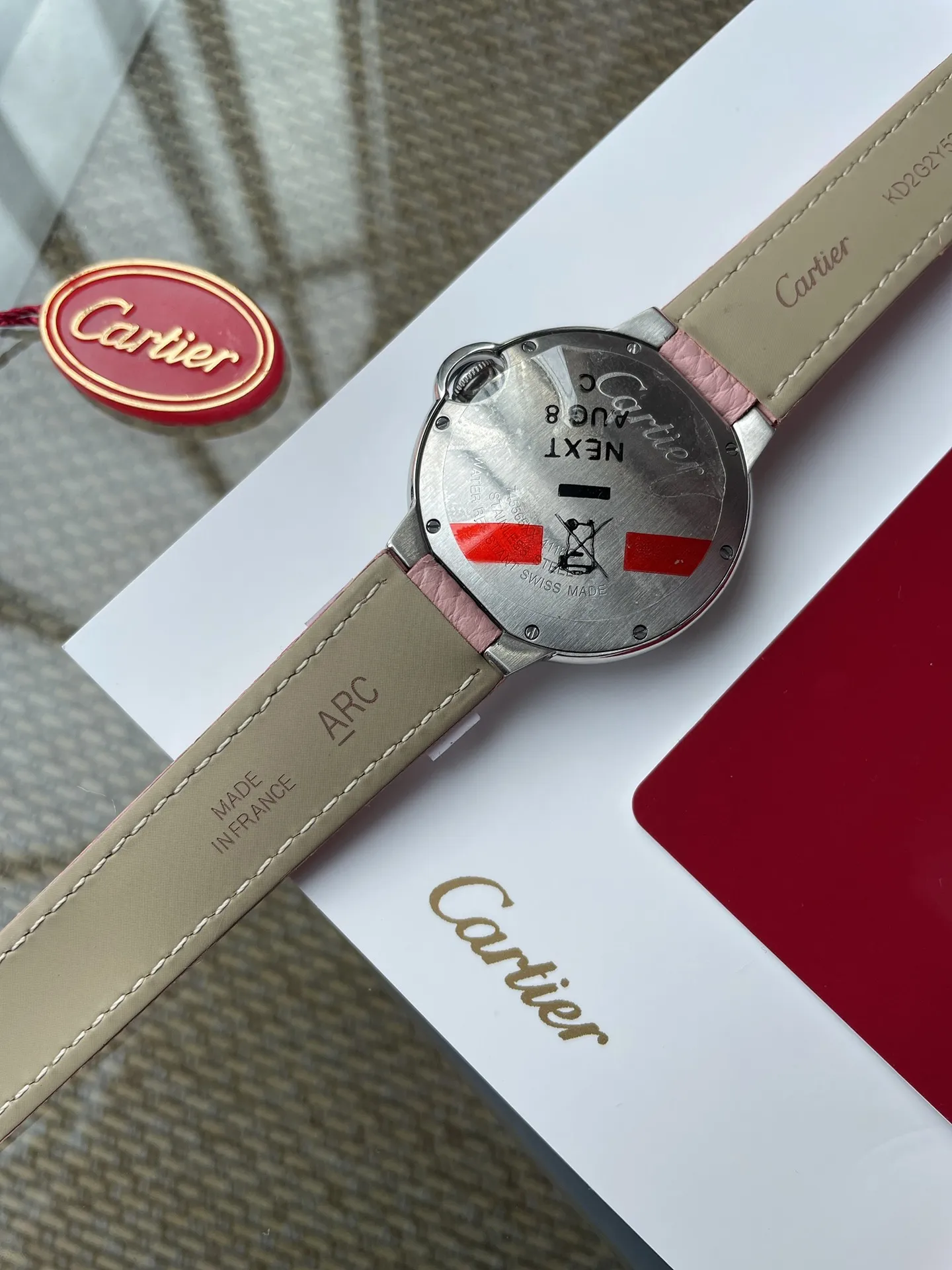 【High-end replica】💰1040! The Ballon Bleu de Cartier luxury watch series, with a versatile size of 36mm, is simple and unique in taste. It abandons the complicated and gorgeous decorations that are popular in modern times, reinterprets beauty with simplicity, and creates exclusive high quality. The dial is made of Swarovski crystal diamonds. The elegant, refined and noble temperament is fully displayed. The new crocodile pattern cowhide is more suitable for this winter. It is suitable for various high-end gathering occasions and is the best choice for matching with various sweaters and furs~~