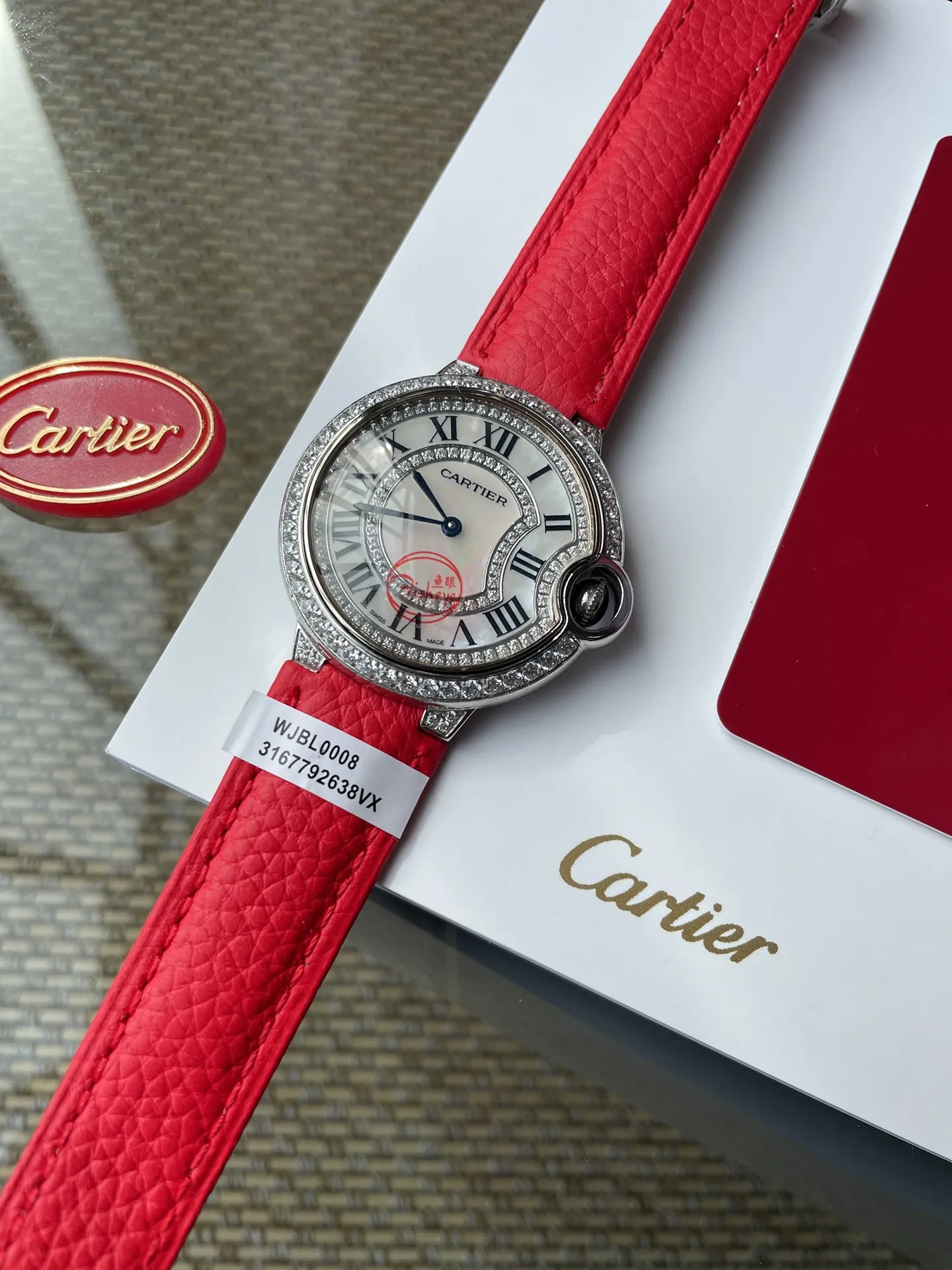 【High-end replica】💰1040! The Ballon Bleu de Cartier luxury watch series, with a versatile size of 36mm, is simple and unique in taste. It abandons the complicated and gorgeous decorations that are popular in modern times, reinterprets beauty with simplicity, and creates exclusive high quality. The dial is made of Swarovski crystal diamonds. The elegant, refined and noble temperament is fully displayed. The new crocodile pattern cowhide is more suitable for this winter. It is suitable for various high-end gathering occasions and is the best choice for matching with various sweaters and furs~~