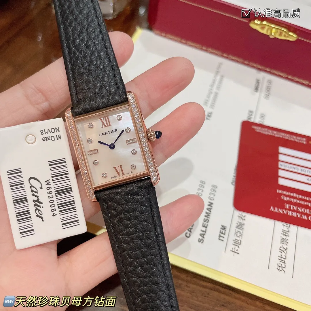 【High-end replica】💰1300! The new design of the Cartier Tank Solo square watch defeats the tradition and reaches a new height of beauty. 💋 Those who like square watches 🤗 can choose this Cartier tank. It is very cost-effective. Swiss quartz movement ✔Versatile size 25.5x33.7mm. The dial is made of high-grade mother-of-pearl. The dial is elegant and refined. Look for high quality!