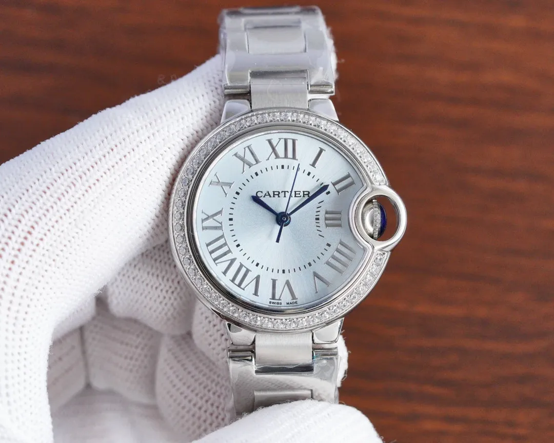 【High-end replica】💰1720! The Taiwan-made Blue Balloon V6 version has a full range of machinery and quartz. This series of watches is famous for its delicate style and elegant style in the Cartier watchmaking industry. Of course, this watch must have such characteristics. The color of the stainless steel case makes the watch as light as a balloon, and the blue crown seems to have disobediently deviated from the original planned trajectory, like a playful couple. The Roman numerals on the dial look retro and deep, decorated with guilloche patterns and sword-shaped hands. The entire watch gives people a delicate and considerate feel. Isn’t this what couples need? Built-in: imported Swiss quartz movement, water drop (fish eye bubble) sapphire glass mirror, highly waterproof, burnt steel blue pointer color, curvature shape of the crown