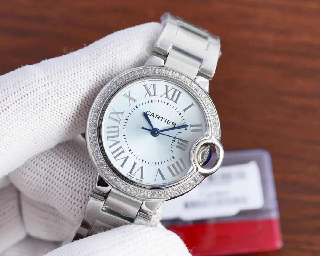 【High-end replica】💰1720! The Taiwan-made Blue Balloon V6 version has a full range of machinery and quartz. This series of watches is famous for its delicate style and elegant style in the Cartier watchmaking industry. Of course, this watch must have such characteristics. The color of the stainless steel case makes the watch as light as a balloon, and the blue crown seems to have disobediently deviated from the original planned trajectory, like a playful couple. The Roman numerals on the dial look retro and deep, decorated with guilloche patterns and sword-shaped hands. The entire watch gives people a delicate and considerate feel. Isn’t this what couples need? Built-in: imported Swiss quartz movement, water drop (fish eye bubble) sapphire glass mirror, highly waterproof, burnt steel blue pointer color, curvature shape of the crown