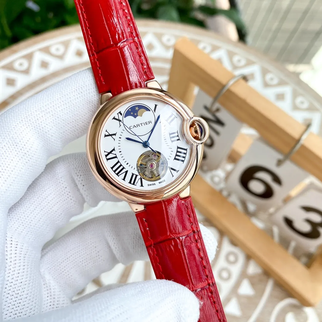 【Foreign Trade Import】💰1720! The Cartier Blue Balloon series and tourbillon mechanical women's watches are now on the market, exuding fashionable beauty. The operation of the movement flywheel is clear at a glance, showing nobility and luxury. Paired with imported Italian calfskin, it perfectly blends classicity and innovation. The diameter is 36mm wide and the thickness is 10mm🔥The top quality products are constantly produced🔥